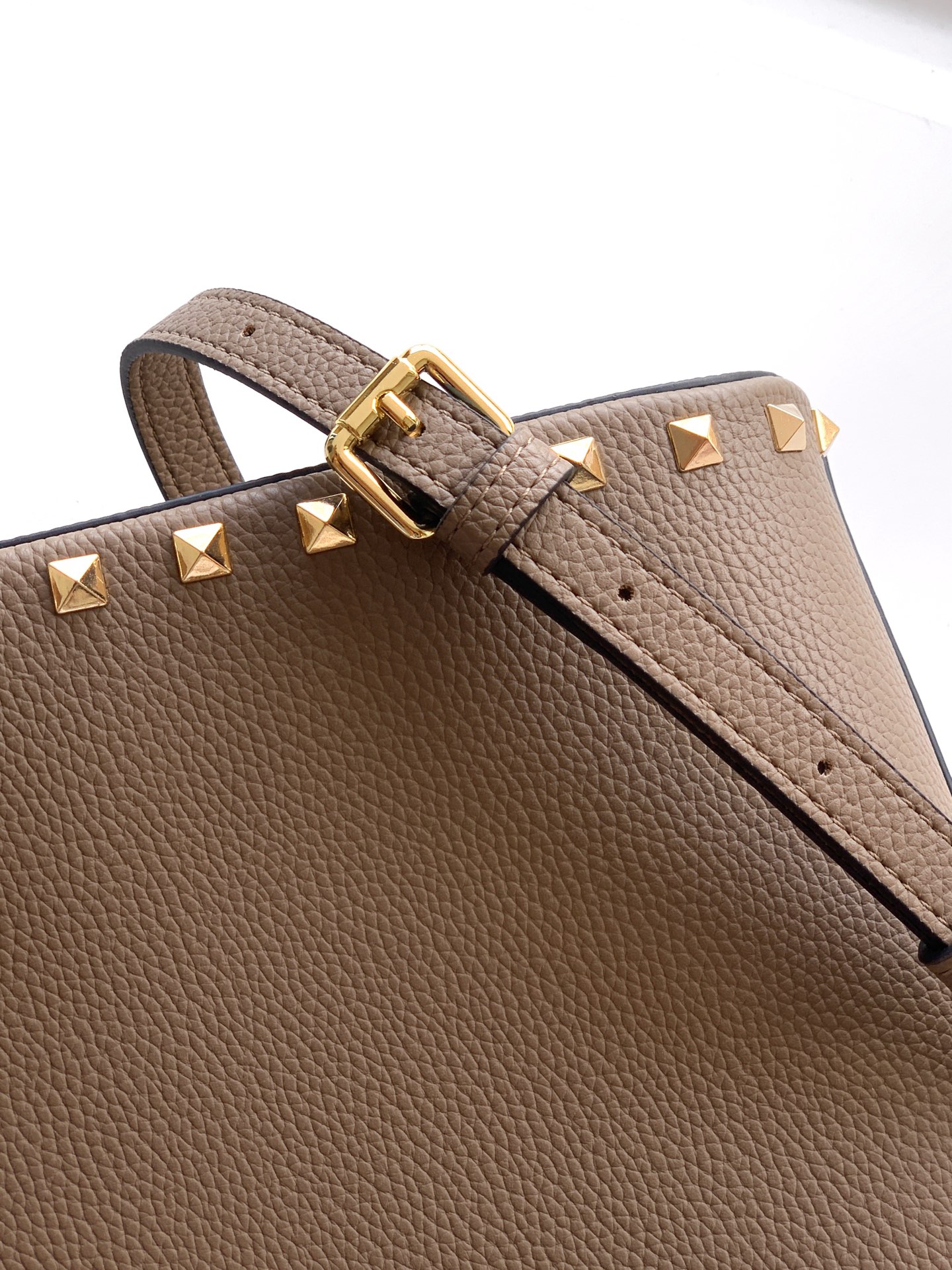 🆕🆕✨o Garavani小牛皮托特包，饰有标志性的Rockstud装饰，卷顶铆钉手柄。 - 可肩背亦可