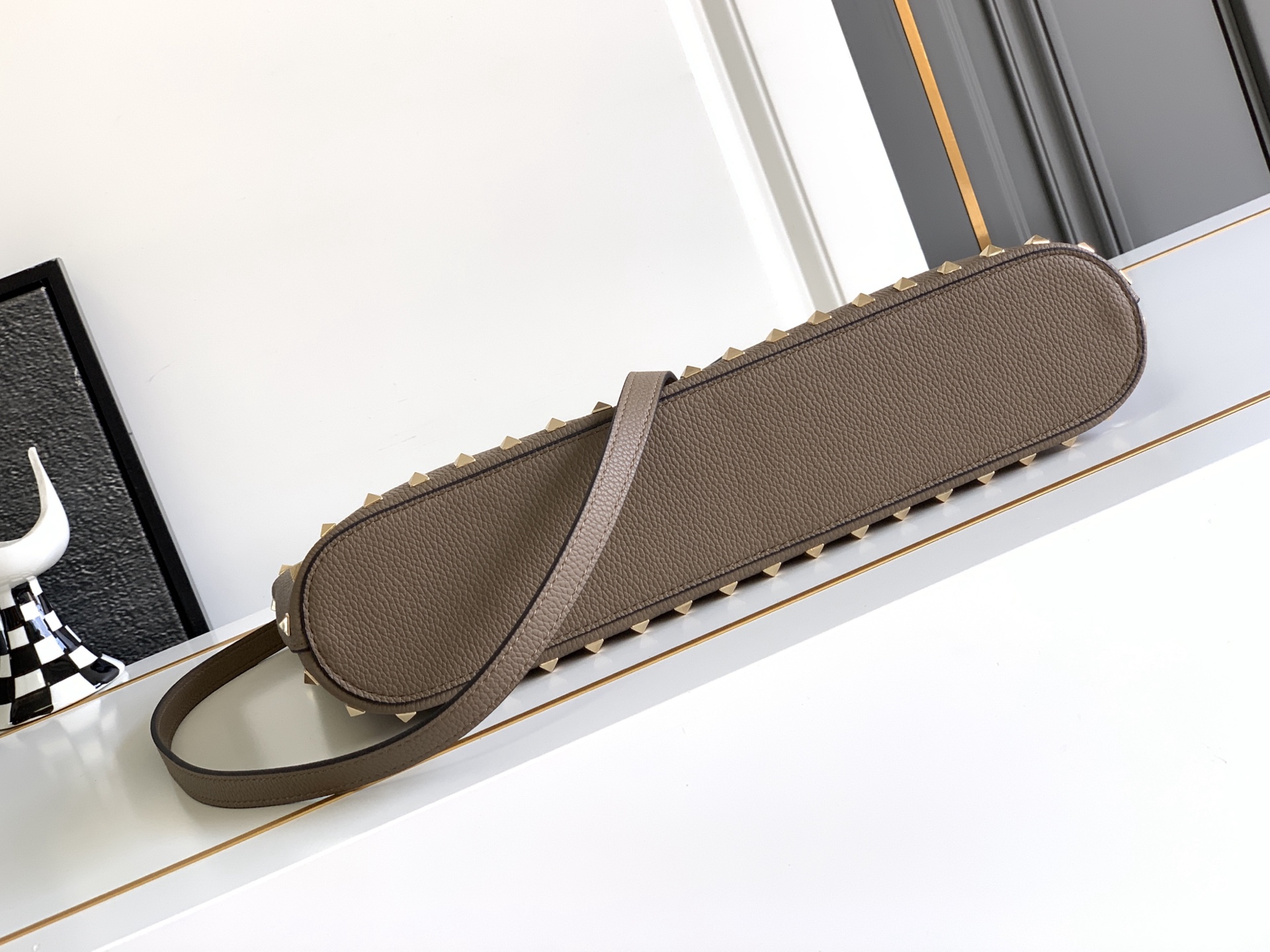 🆕🆕✨o Garavani小牛皮托特包，饰有标志性的Rockstud装饰，卷顶铆钉手柄。 - 可肩背亦可