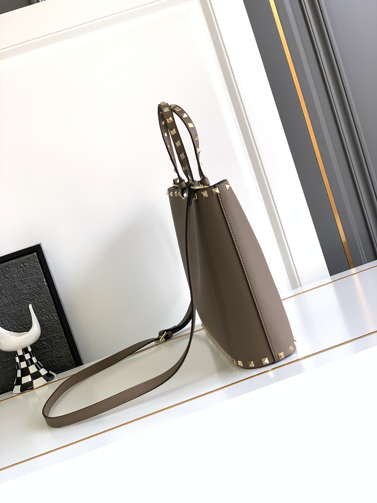 🆕🆕✨o Garavani小牛皮托特包，饰有标志性的Rockstud装饰，卷顶铆钉手柄。 - 可肩背亦可