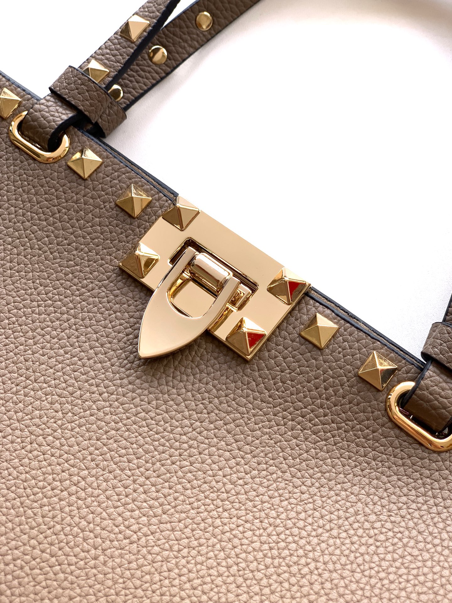 🆕🆕✨o Garavani小牛皮托特包，饰有标志性的Rockstud装饰，卷顶铆钉手柄。 - 可肩背亦可