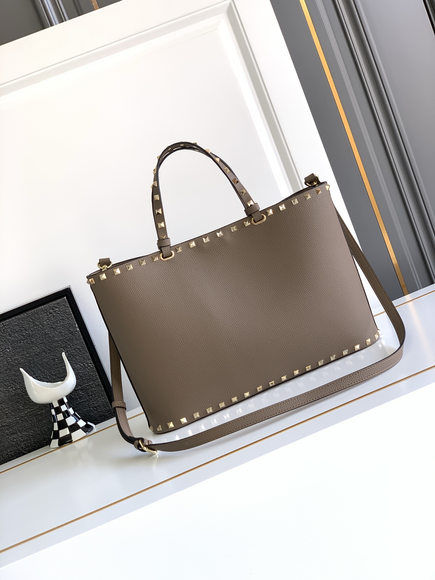 🆕🆕✨o Garavani小牛皮托特包，饰有标志性的Rockstud装饰，卷顶铆钉手柄。 - 可肩背亦可