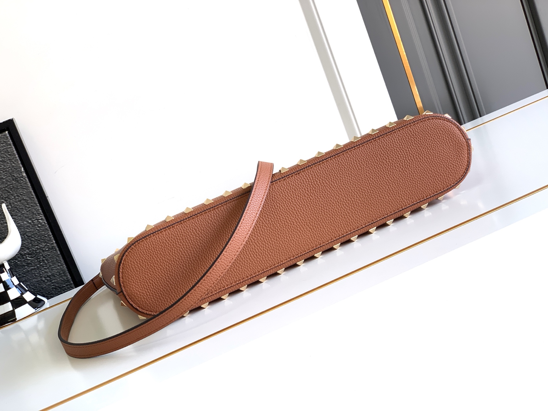 🆕🆕✨o Garavani小牛皮托特包，饰有标志性的Rockstud装饰，卷顶铆钉手柄。 - 可肩背亦可