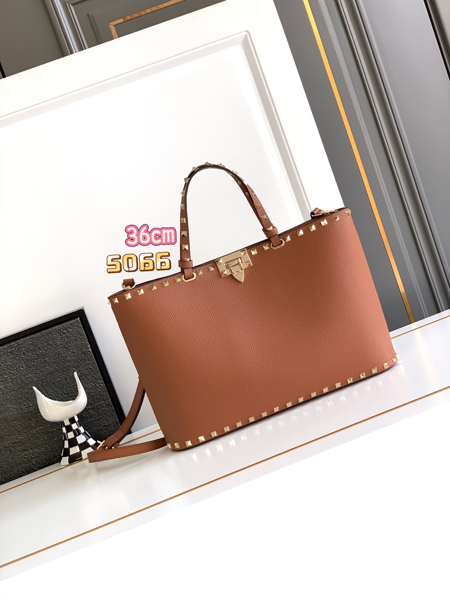 🆕🆕✨o Garavani小牛皮托特包，饰有标志性的Rockstud装饰，卷顶铆钉手柄。 - 可肩背亦可