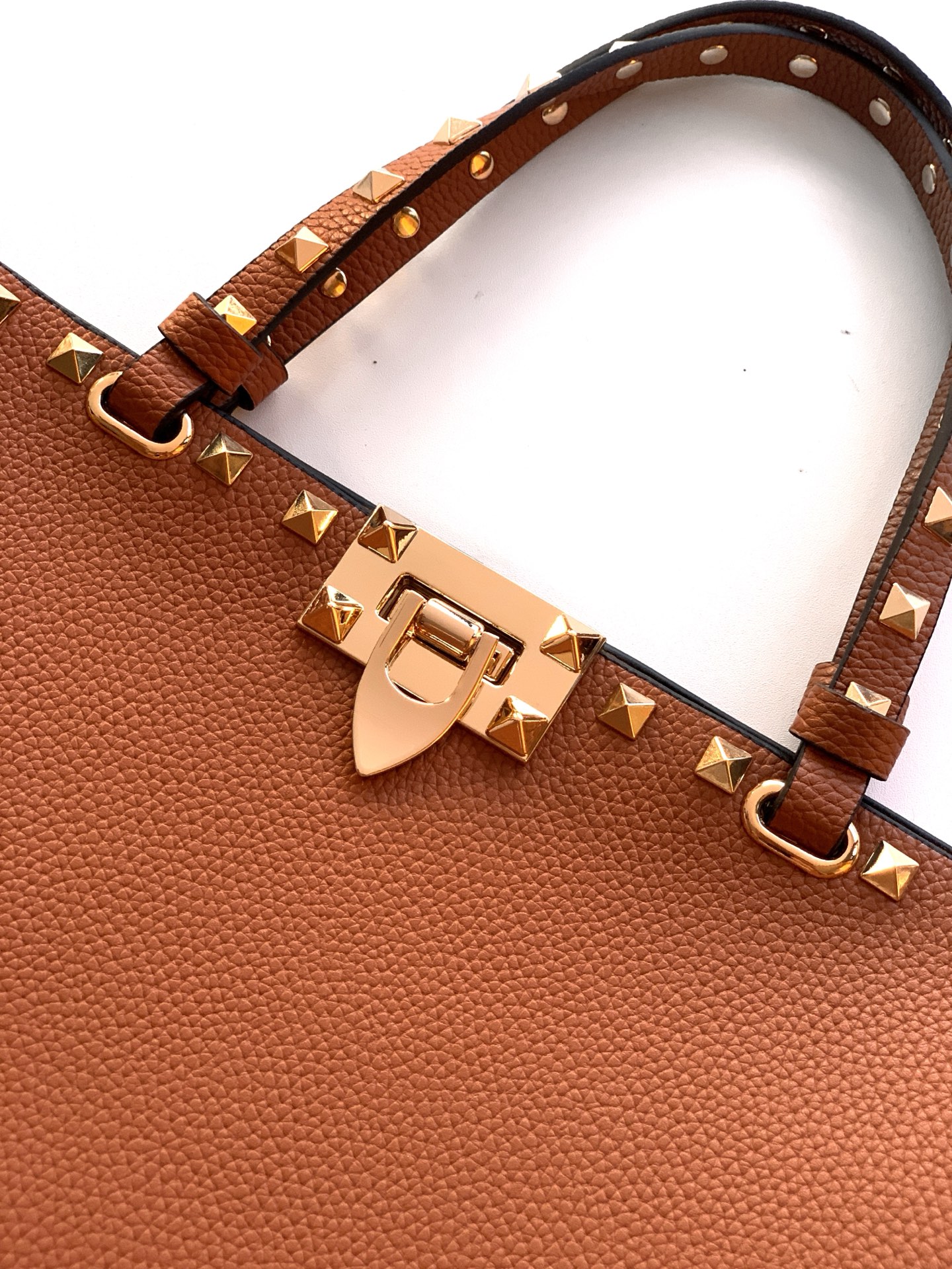🆕🆕✨o Garavani小牛皮托特包，饰有标志性的Rockstud装饰，卷顶铆钉手柄。 - 可肩背亦可