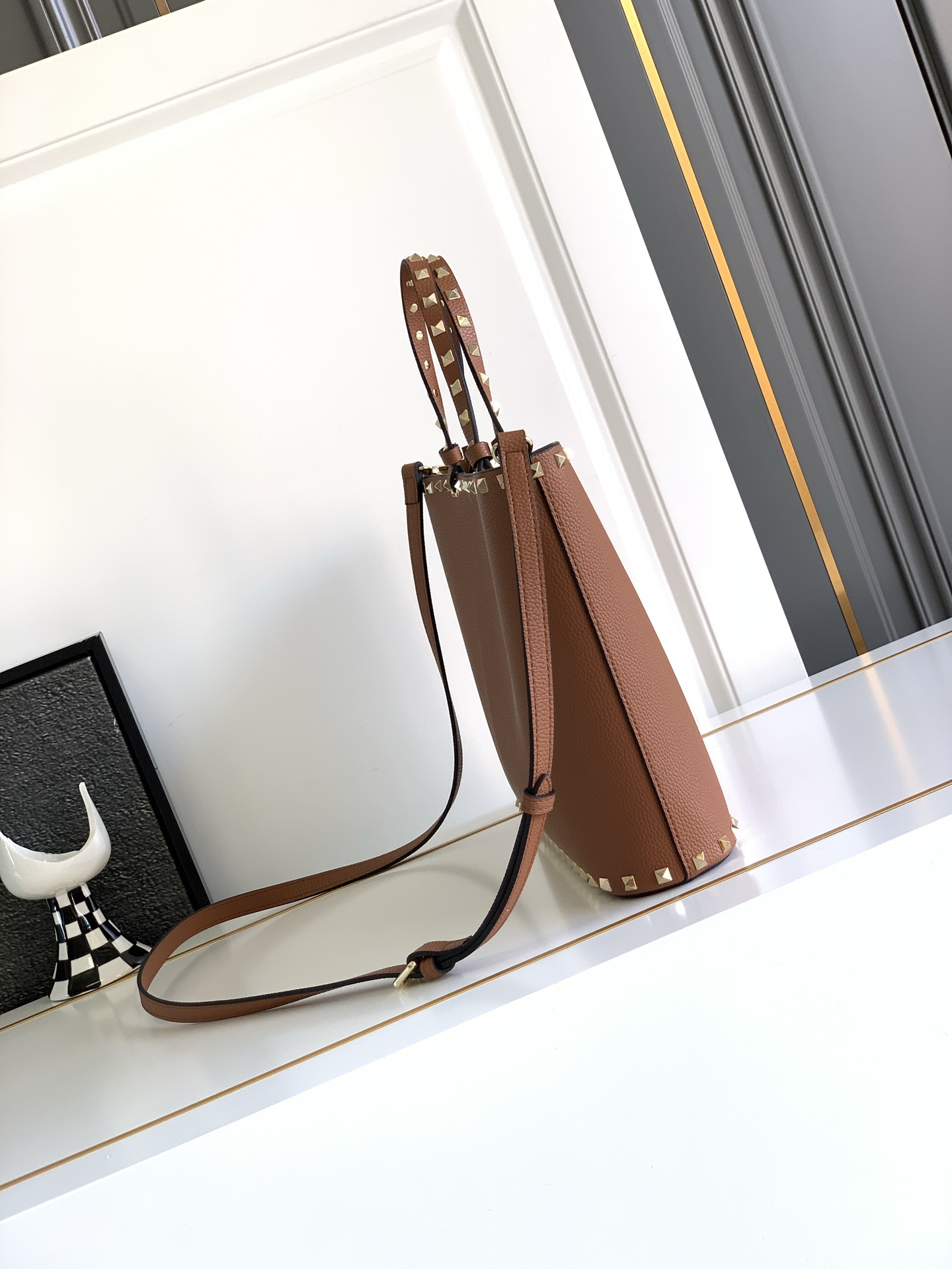 🆕🆕✨o Garavani小牛皮托特包，饰有标志性的Rockstud装饰，卷顶铆钉手柄。 - 可肩背亦可