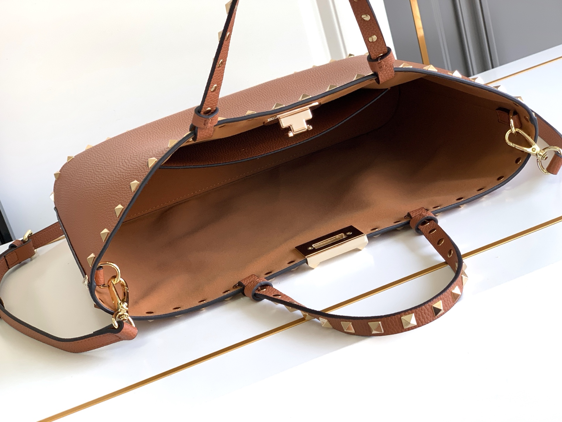 🆕🆕✨o Garavani小牛皮托特包，饰有标志性的Rockstud装饰，卷顶铆钉手柄。 - 可肩背亦可