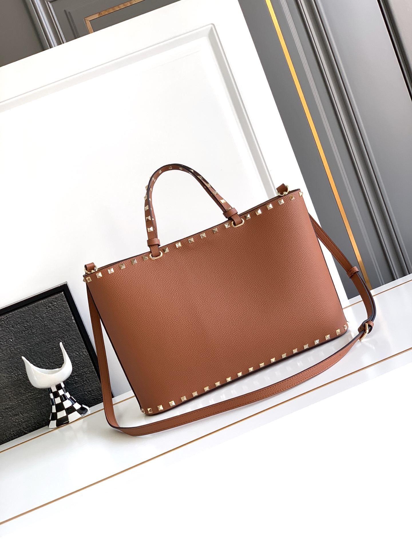 🆕🆕✨o Garavani小牛皮托特包，饰有标志性的Rockstud装饰，卷顶铆钉手柄。 - 可肩背亦可