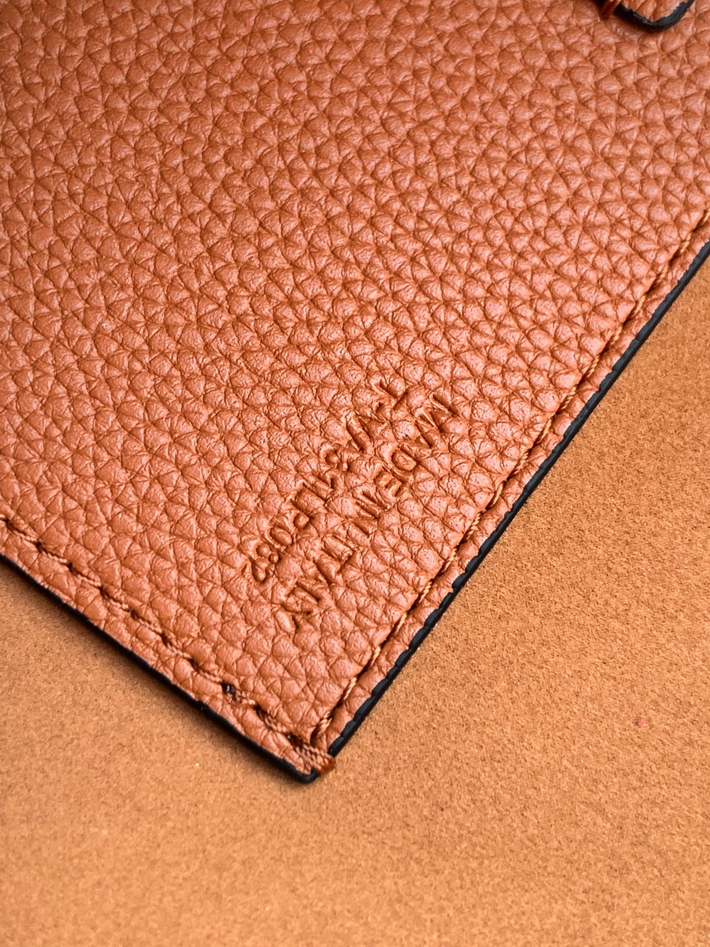 🆕🆕✨o Garavani小牛皮托特包，饰有标志性的Rockstud装饰，卷顶铆钉手柄。 - 可肩背亦可