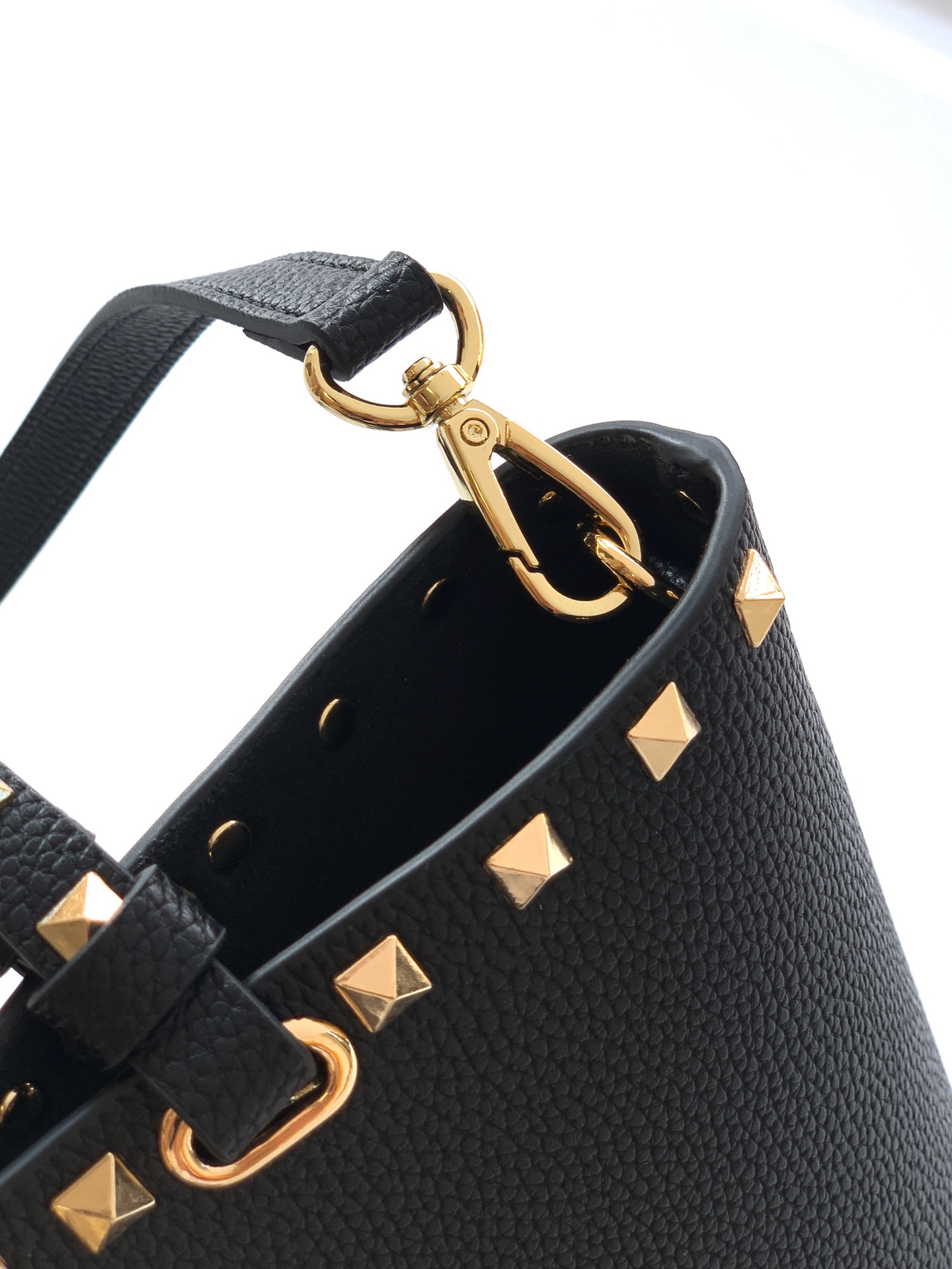 🆕🆕✨o Garavani小牛皮托特包，饰有标志性的Rockstud装饰，卷顶铆钉手柄。 - 可肩背亦可