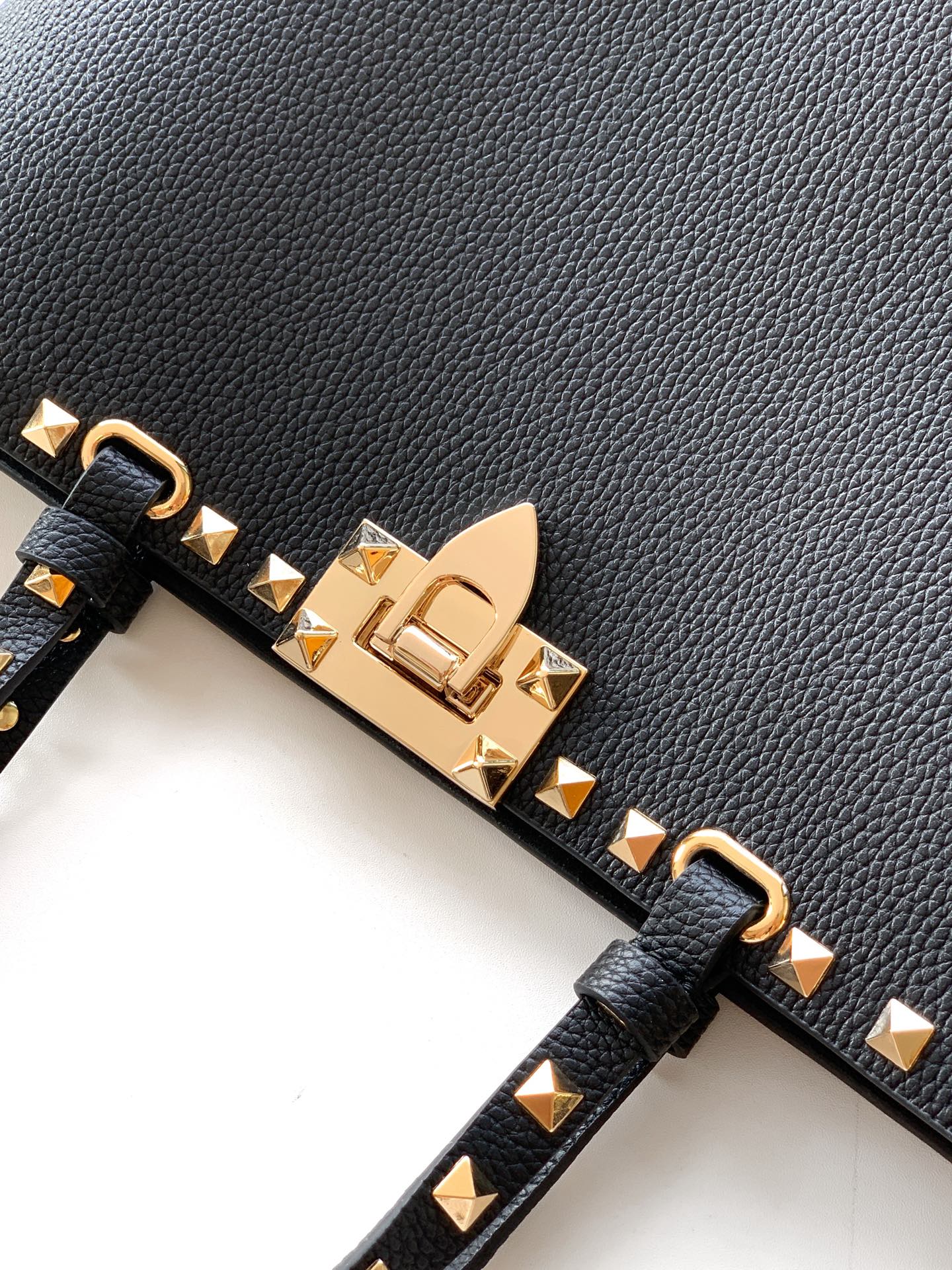 🆕🆕✨o Garavani小牛皮托特包，饰有标志性的Rockstud装饰，卷顶铆钉手柄。 - 可肩背亦可