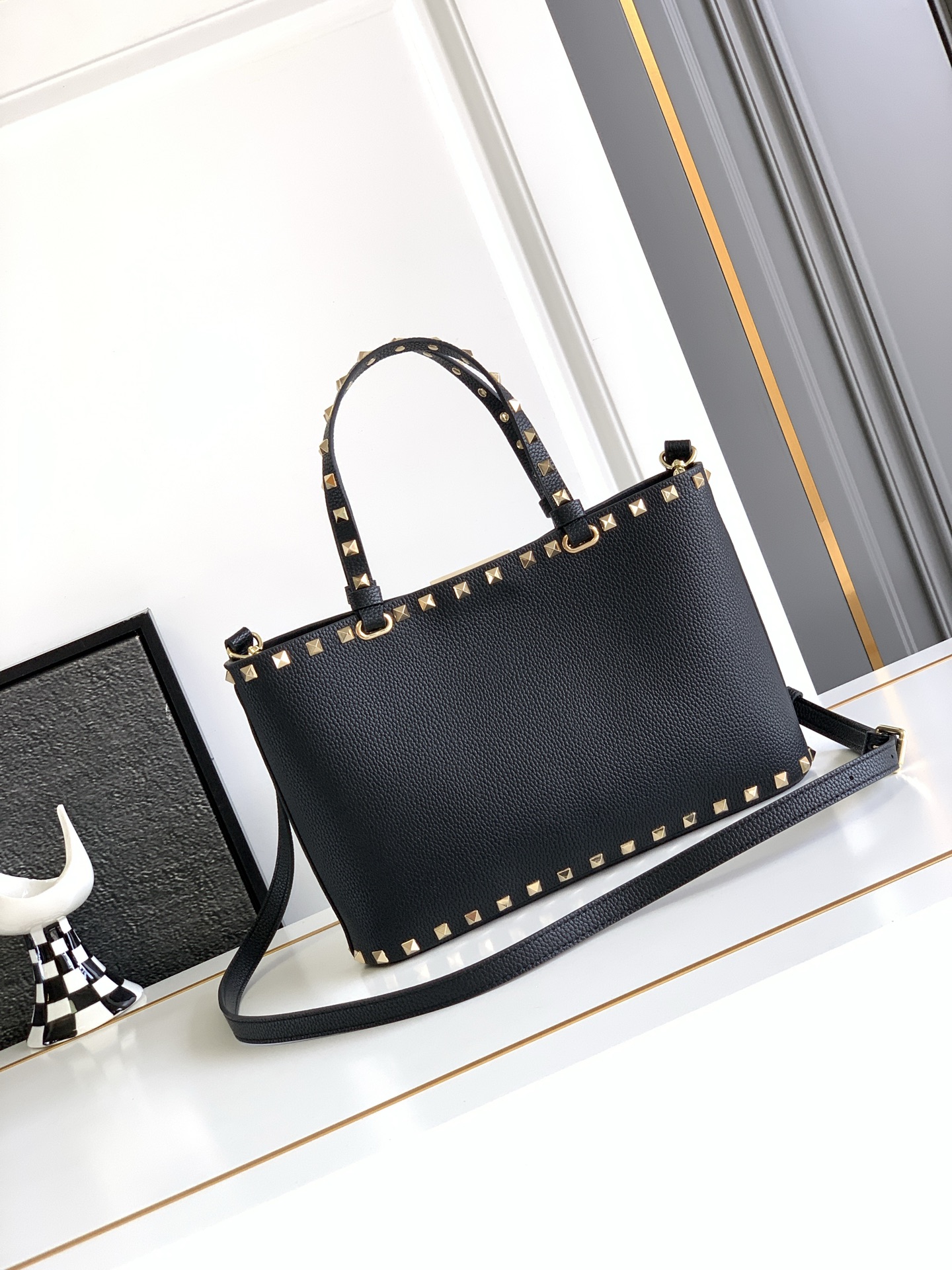 🆕🆕✨o Garavani小牛皮托特包，饰有标志性的Rockstud装饰，卷顶铆钉手柄。 - 可肩背亦可