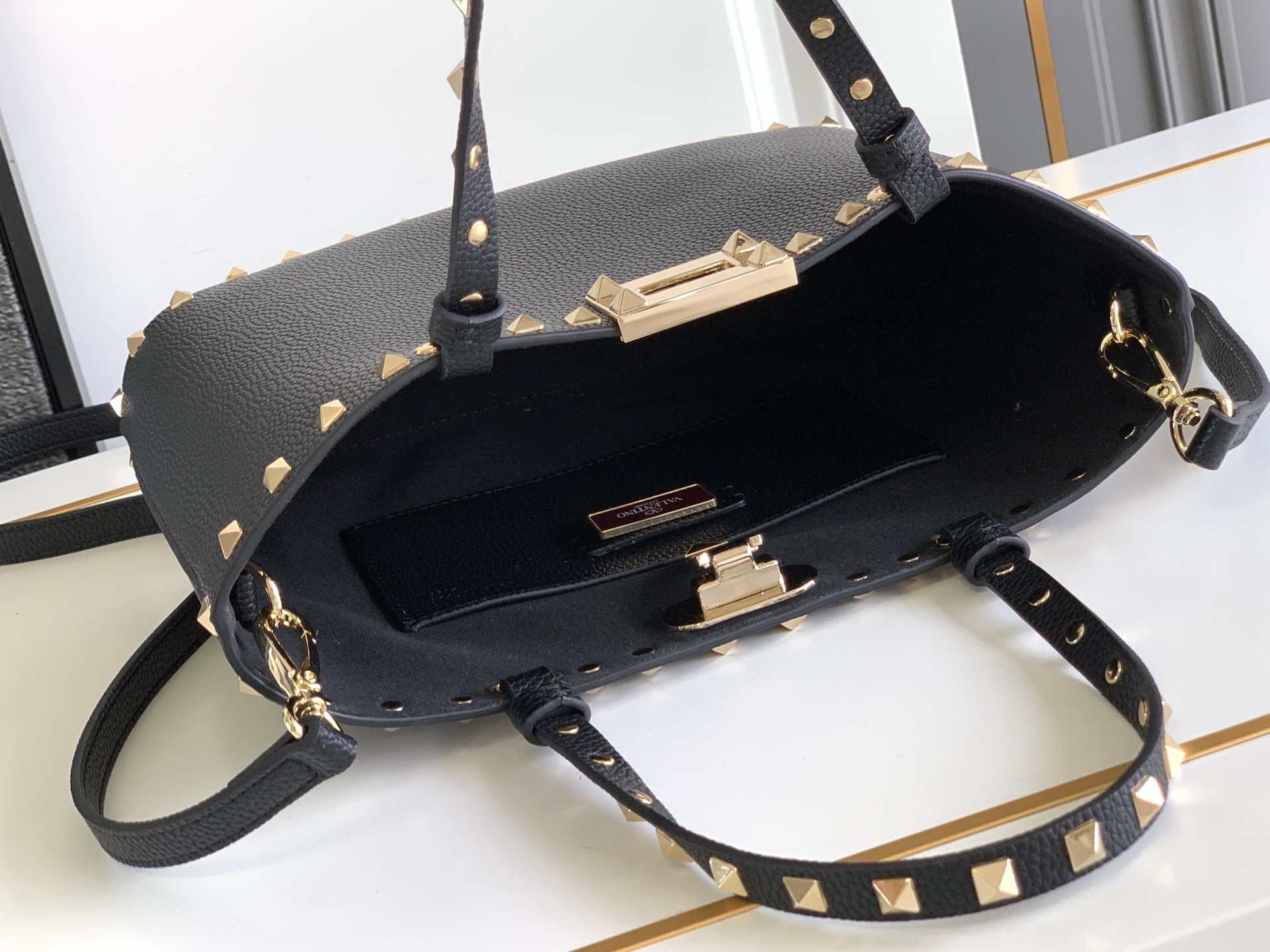 🆕🆕✨o Garavani小牛皮托特包，饰有标志性的Rockstud装饰，卷顶铆钉手柄。 - 可肩背亦可