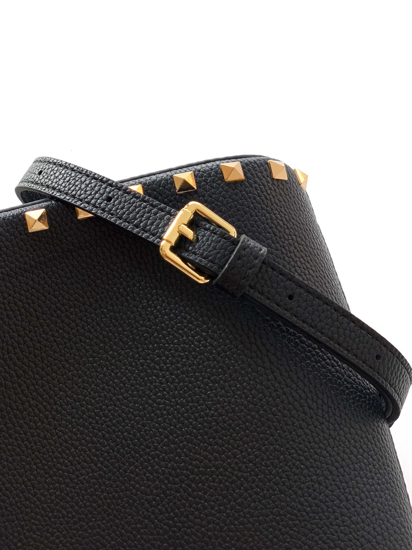 🆕🆕✨o Garavani小牛皮托特包，饰有标志性的Rockstud装饰，卷顶铆钉手柄。 - 可肩背亦可