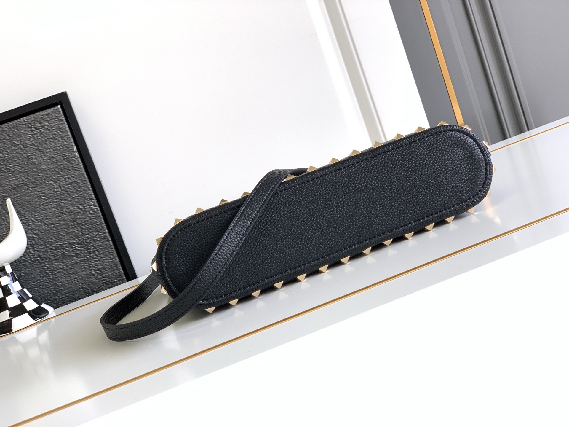 🆕🆕✨o Garavani小牛皮托特包，饰有标志性的Rockstud装饰，卷顶铆钉手柄。 - 可肩背亦可