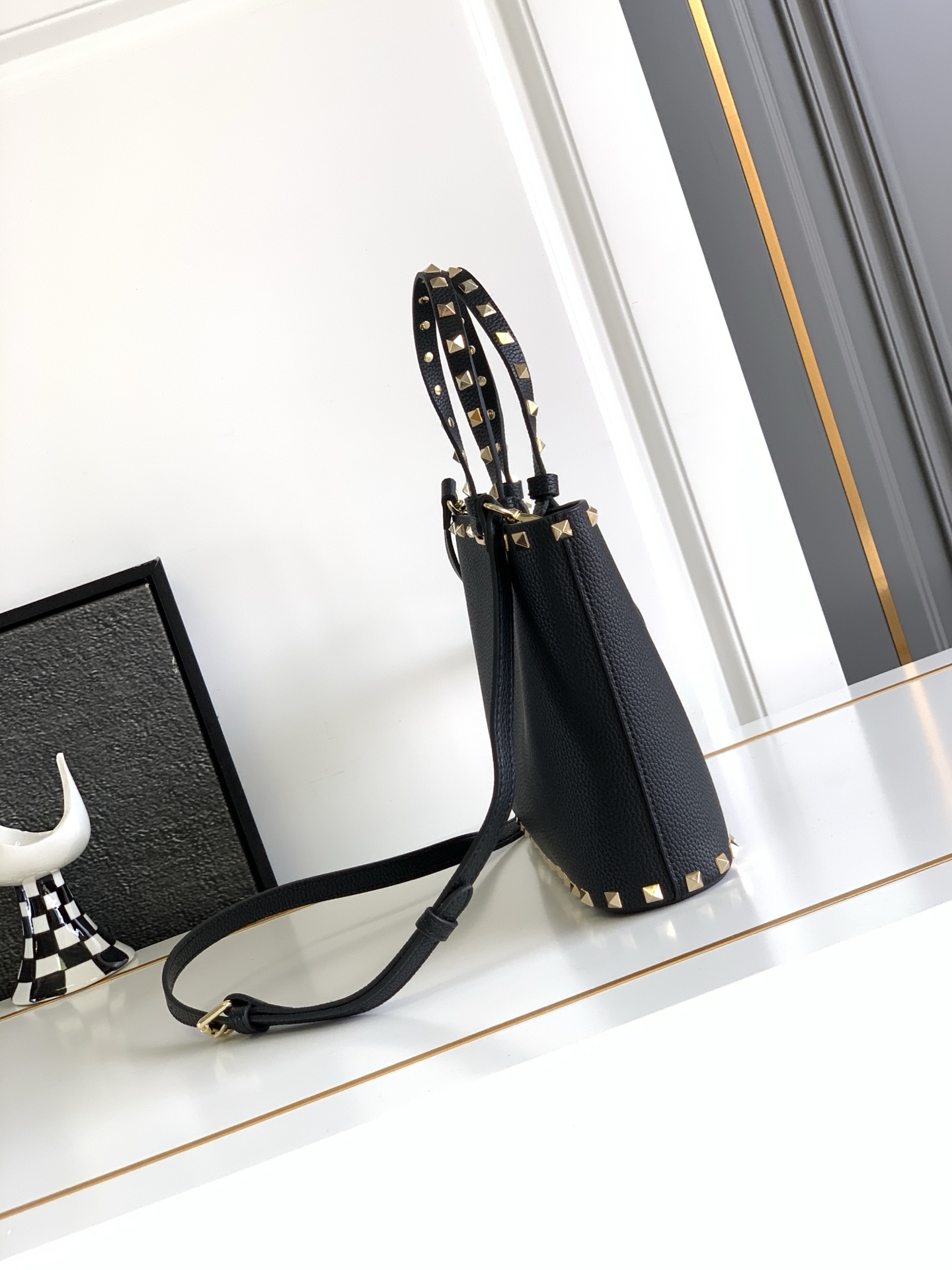 🆕🆕✨o Garavani小牛皮托特包，饰有标志性的Rockstud装饰，卷顶铆钉手柄。 - 可肩背亦可