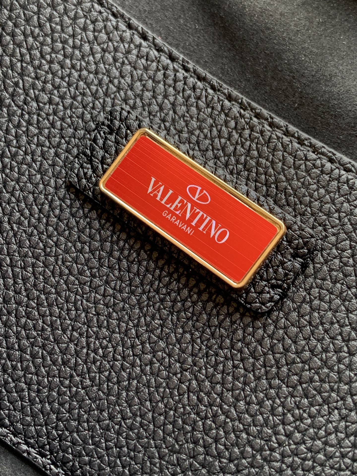 🆕🆕✨o Garavani小牛皮托特包，饰有标志性的Rockstud装饰，卷顶铆钉手柄。 - 可肩背亦可