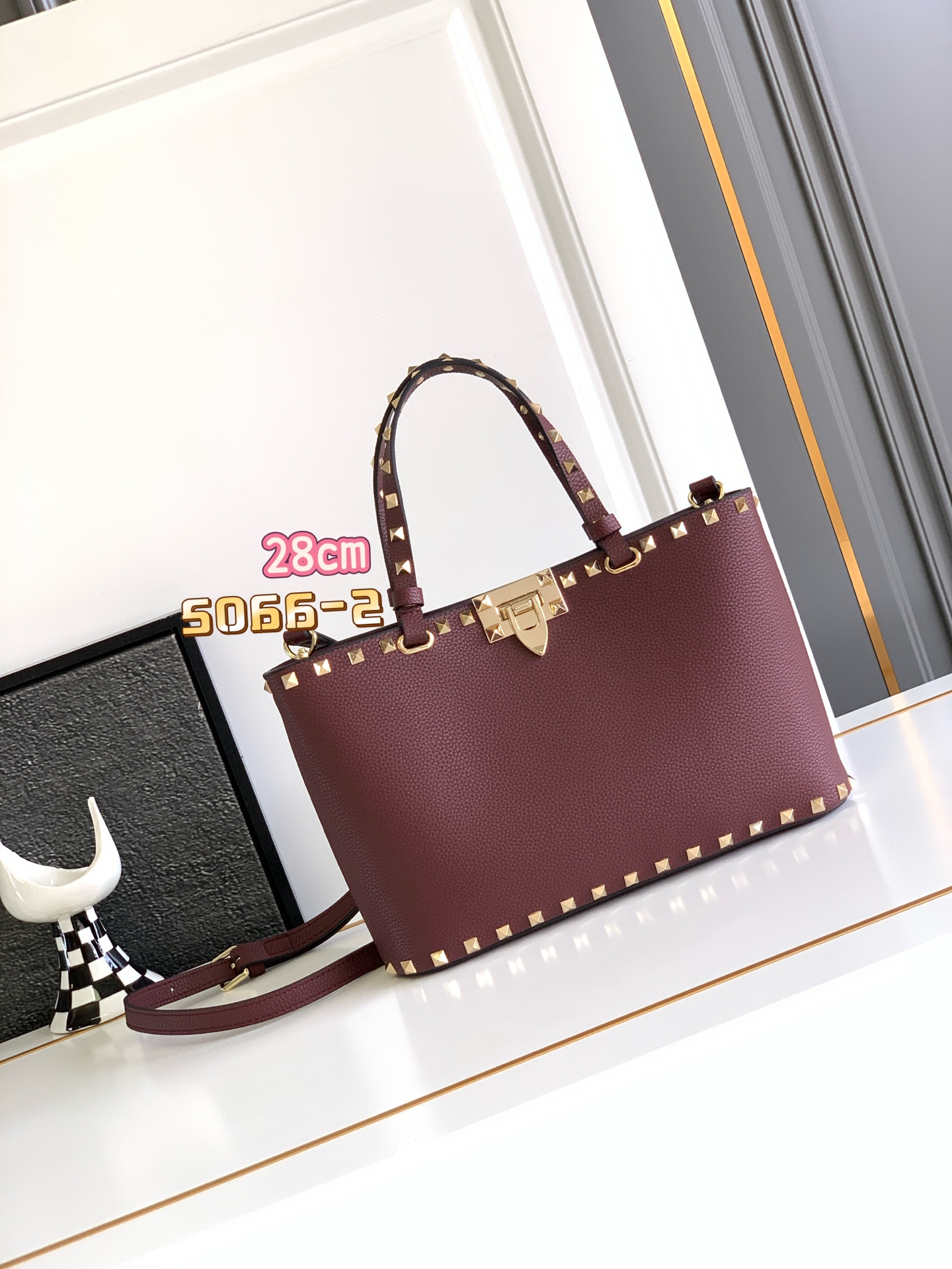 🆕🆕✨o Garavani小牛皮托特包，饰有标志性的Rockstud装饰，卷顶铆钉手柄。 - 可肩背亦可