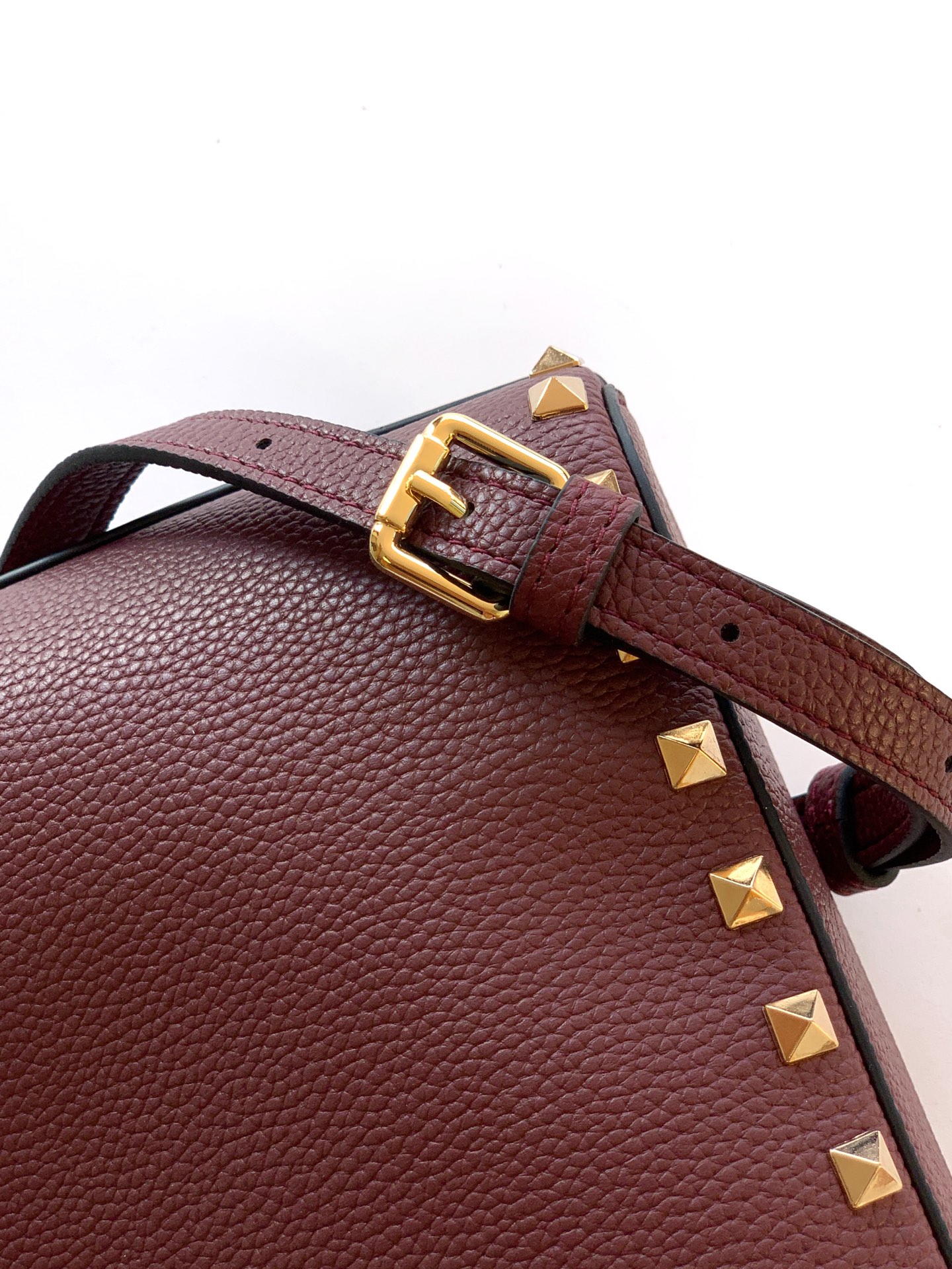 🆕🆕✨o Garavani小牛皮托特包，饰有标志性的Rockstud装饰，卷顶铆钉手柄。 - 可肩背亦可