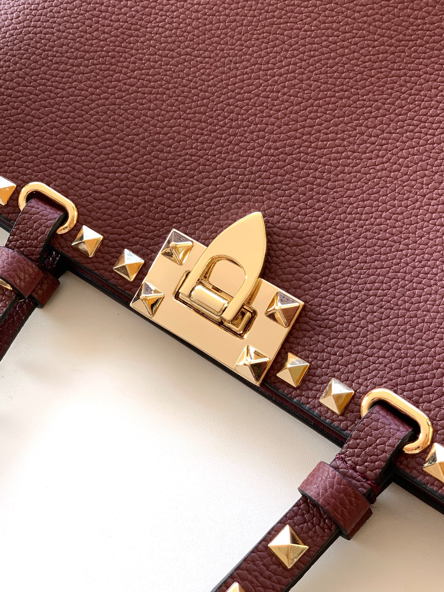 🆕🆕✨o Garavani小牛皮托特包，饰有标志性的Rockstud装饰，卷顶铆钉手柄。 - 可肩背亦可