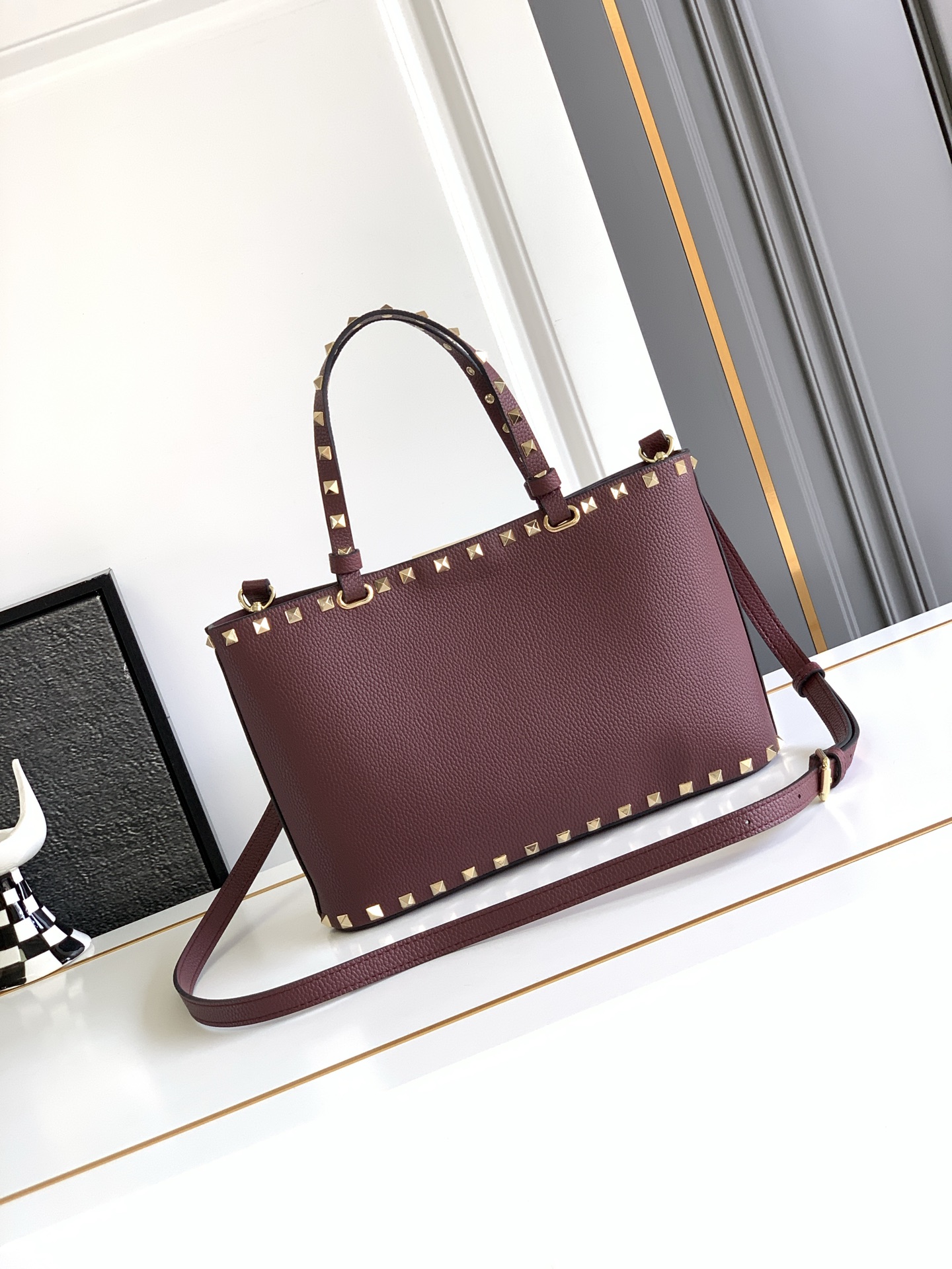 🆕🆕✨o Garavani小牛皮托特包，饰有标志性的Rockstud装饰，卷顶铆钉手柄。 - 可肩背亦可