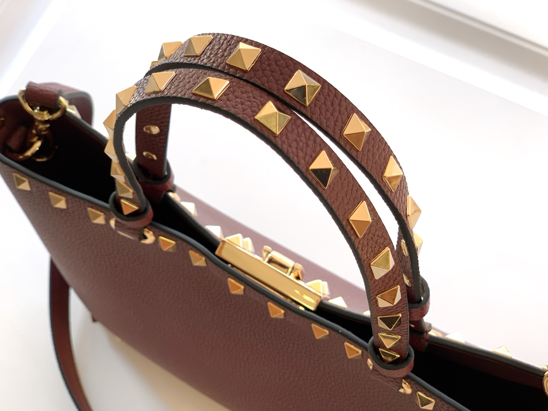 🆕🆕✨o Garavani小牛皮托特包，饰有标志性的Rockstud装饰，卷顶铆钉手柄。 - 可肩背亦可