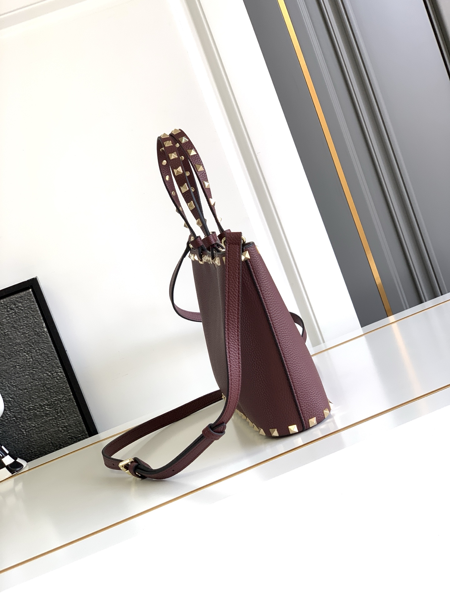 🆕🆕✨o Garavani小牛皮托特包，饰有标志性的Rockstud装饰，卷顶铆钉手柄。 - 可肩背亦可