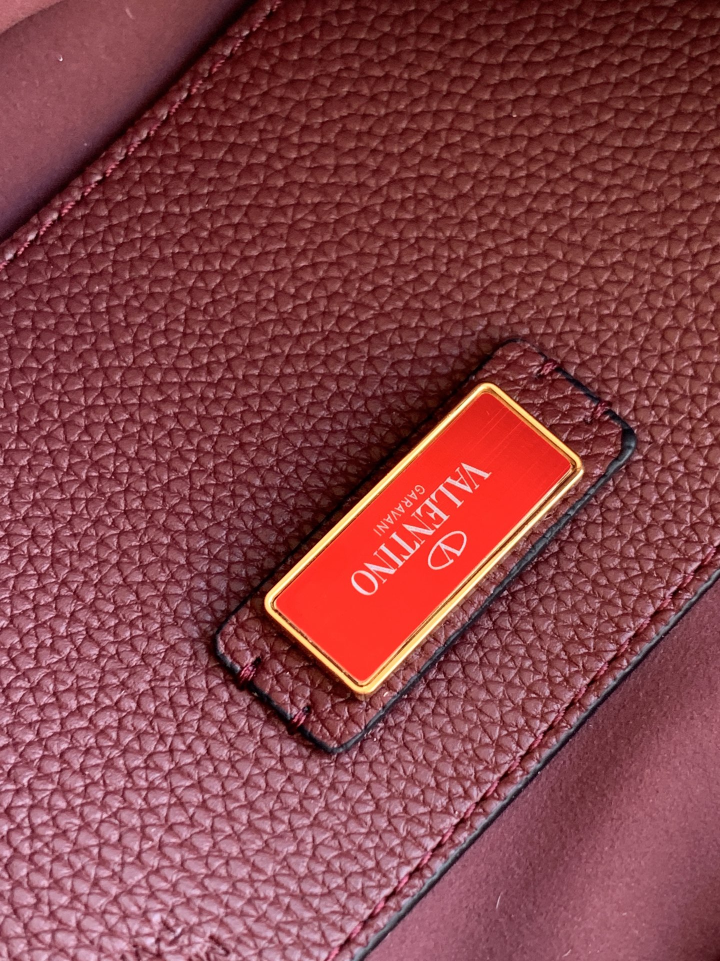 🆕🆕✨o Garavani小牛皮托特包，饰有标志性的Rockstud装饰，卷顶铆钉手柄。 - 可肩背亦可