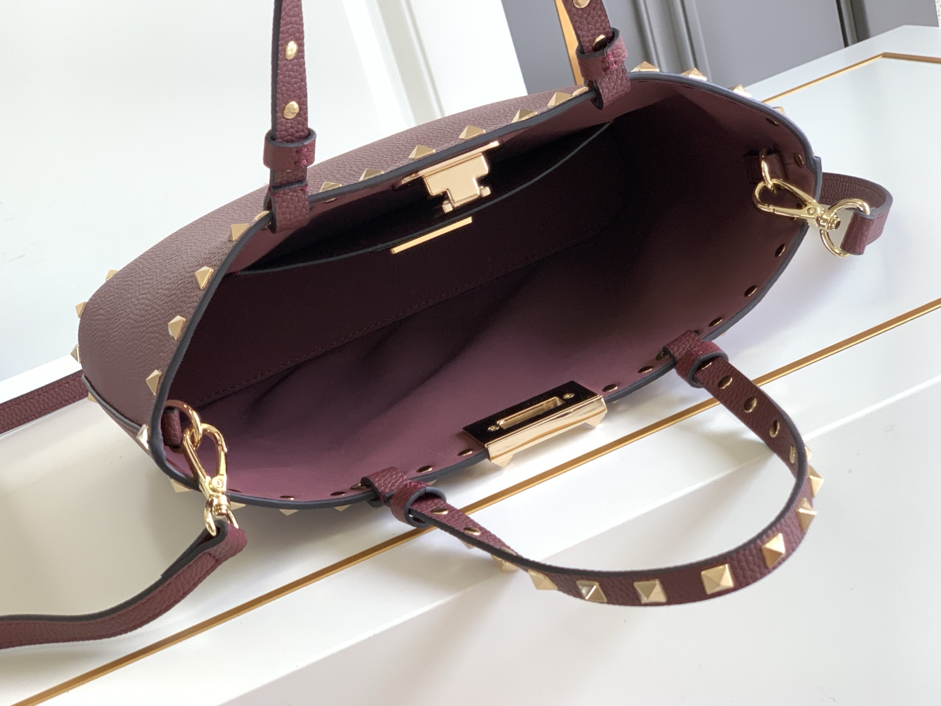 🆕🆕✨o Garavani小牛皮托特包，饰有标志性的Rockstud装饰，卷顶铆钉手柄。 - 可肩背亦可