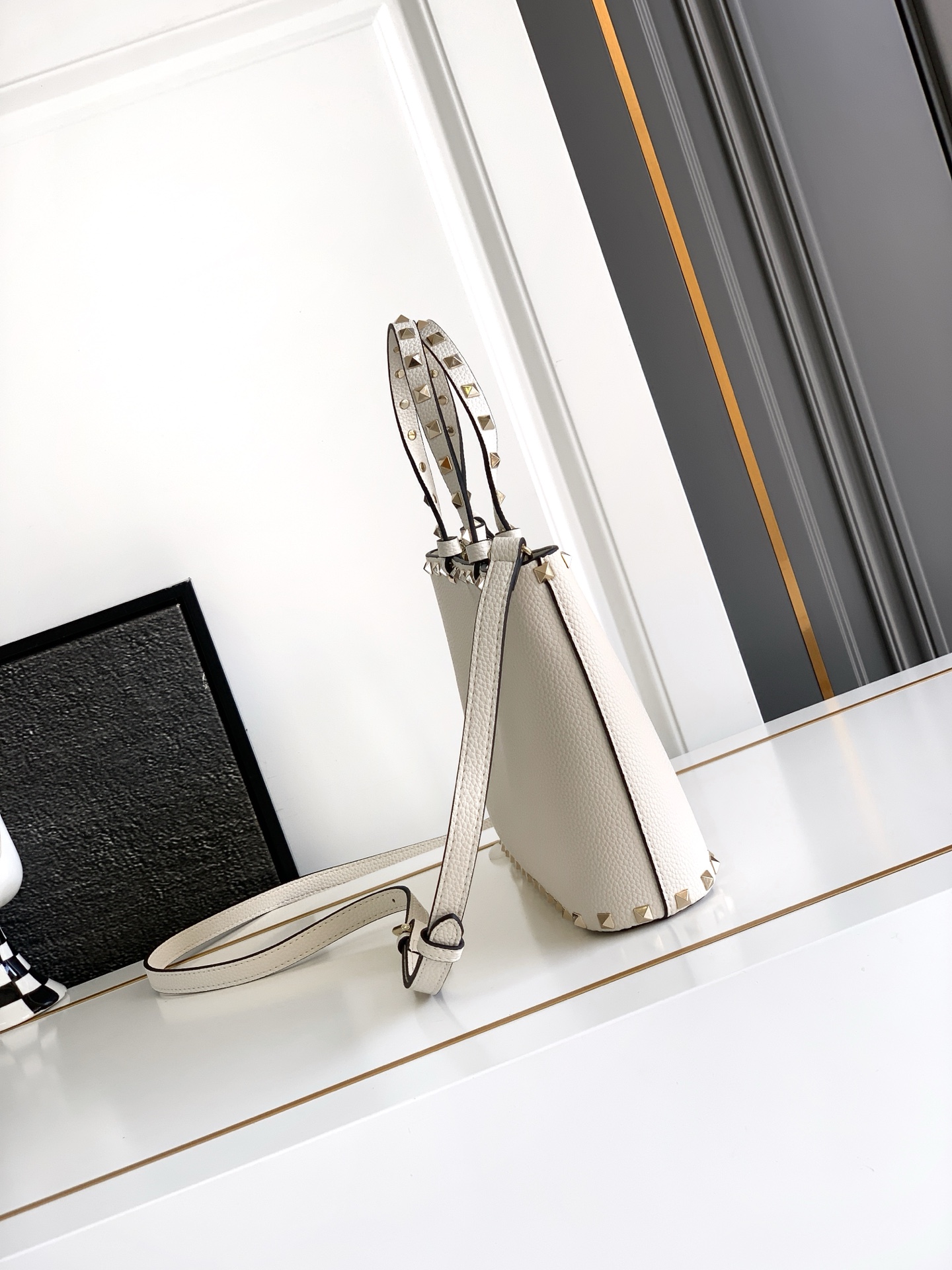 🆕🆕✨o Garavani小牛皮托特包，饰有标志性的Rockstud装饰，卷顶铆钉手柄。 - 可肩背亦可