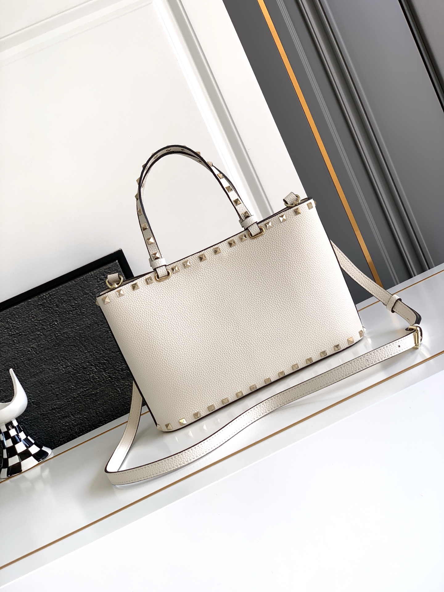 🆕🆕✨o Garavani小牛皮托特包，饰有标志性的Rockstud装饰，卷顶铆钉手柄。 - 可肩背亦可