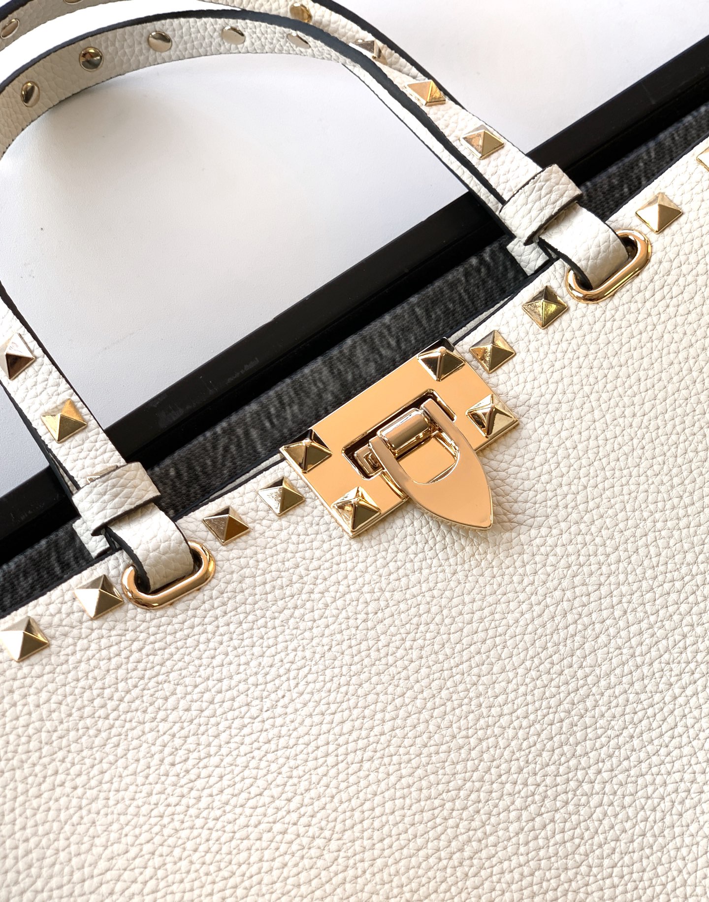 🆕🆕✨o Garavani小牛皮托特包，饰有标志性的Rockstud装饰，卷顶铆钉手柄。 - 可肩背亦可