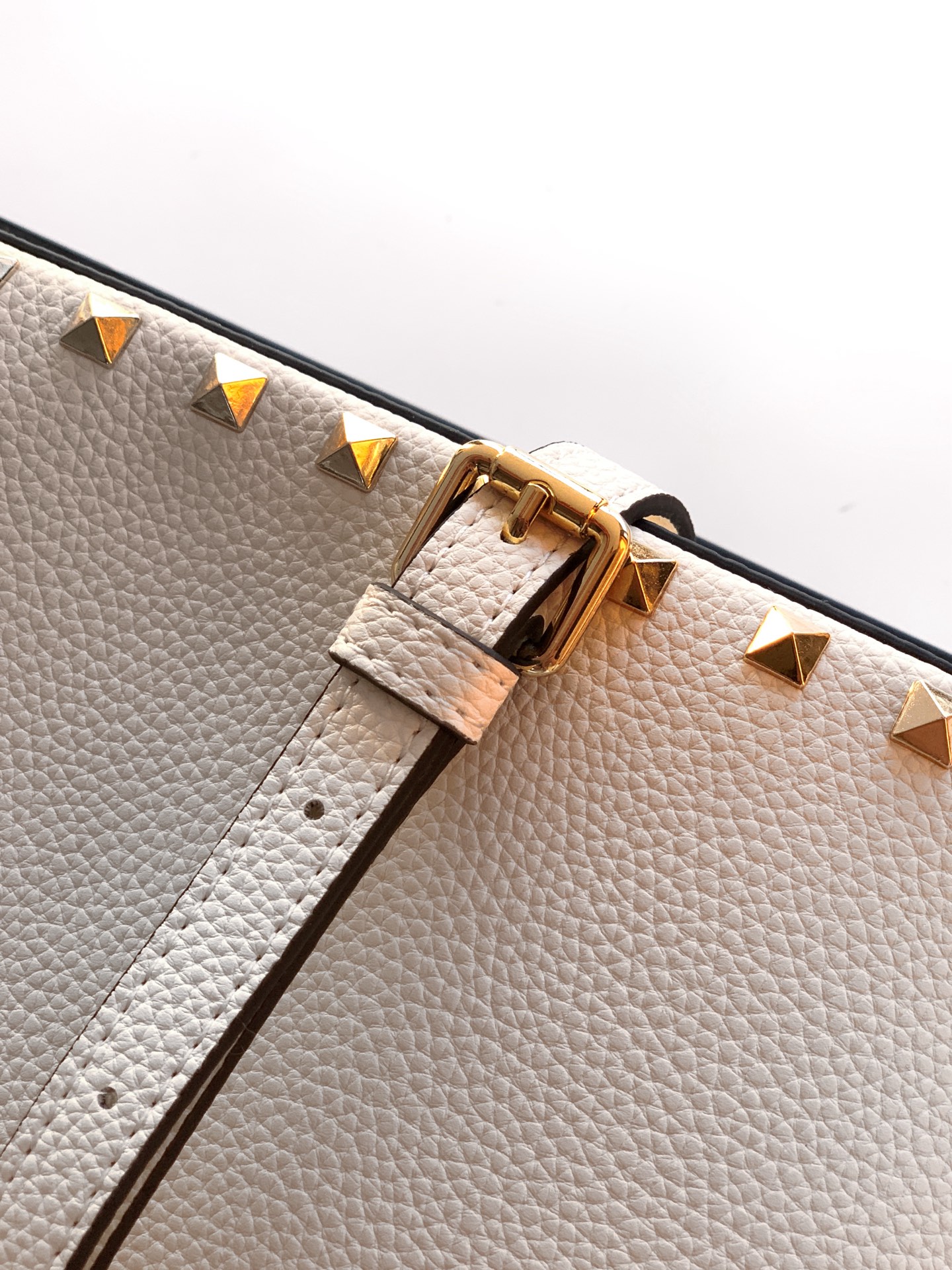 🆕🆕✨o Garavani小牛皮托特包，饰有标志性的Rockstud装饰，卷顶铆钉手柄。 - 可肩背亦可