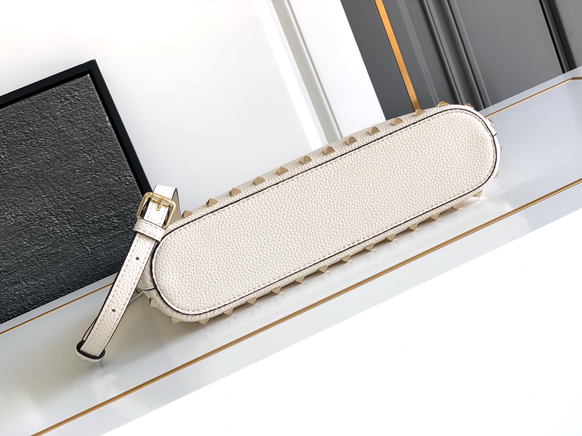 🆕🆕✨o Garavani小牛皮托特包，饰有标志性的Rockstud装饰，卷顶铆钉手柄。 - 可肩背亦可