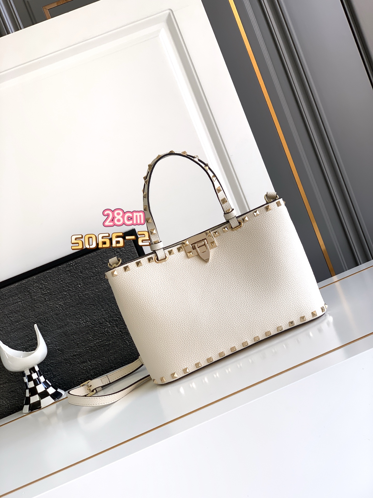 🆕🆕✨o Garavani小牛皮托特包，饰有标志性的Rockstud装饰，卷顶铆钉手柄。 - 可肩背亦可