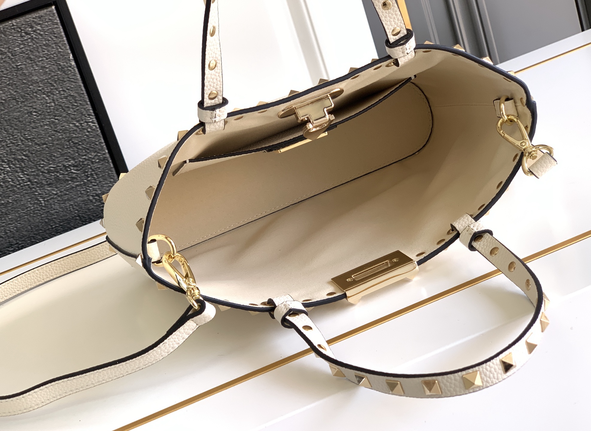 🆕🆕✨o Garavani小牛皮托特包，饰有标志性的Rockstud装饰，卷顶铆钉手柄。 - 可肩背亦可