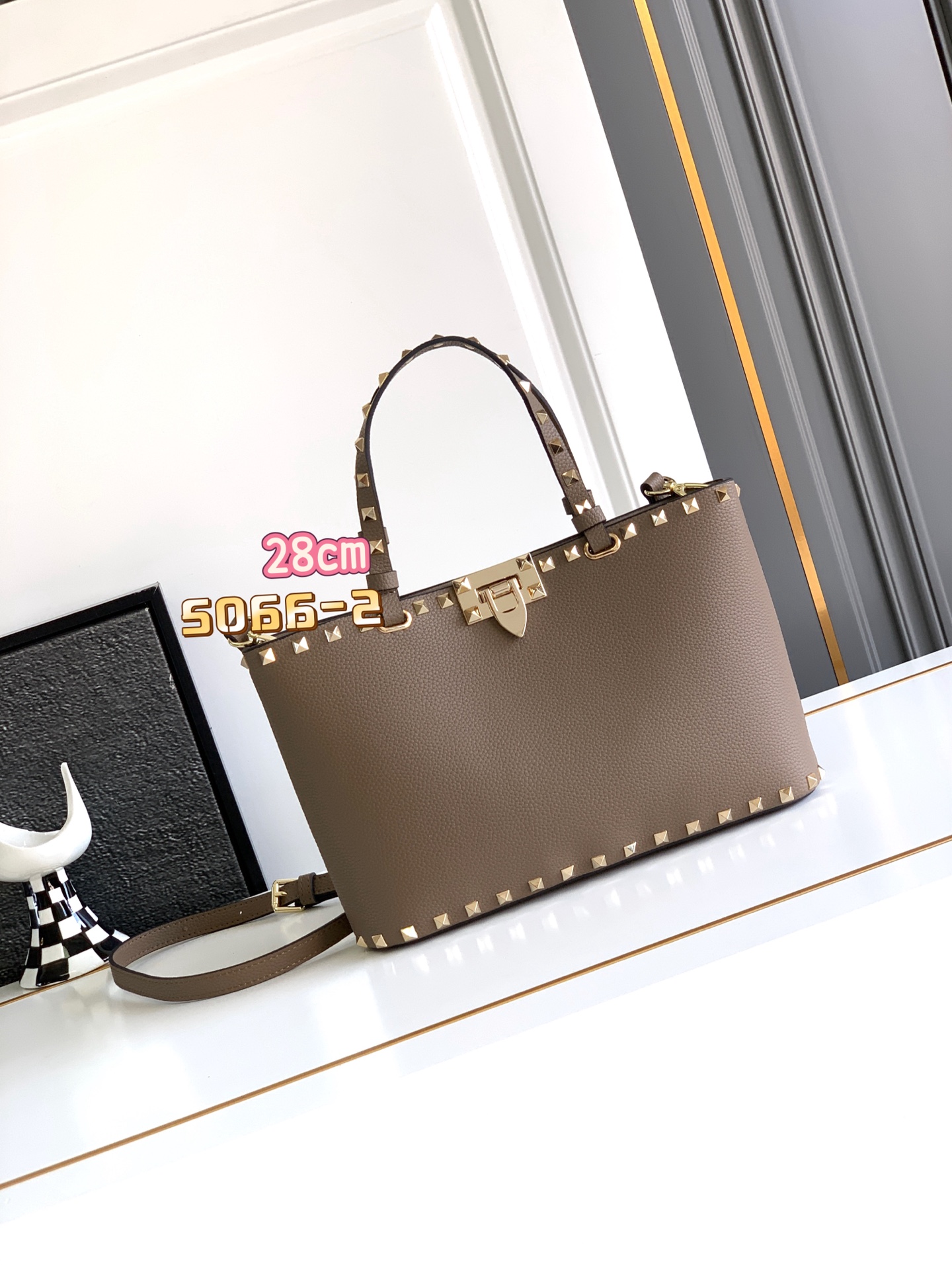 🆕🆕✨o Garavani小牛皮托特包，饰有标志性的Rockstud装饰，卷顶铆钉手柄。 - 可肩背亦可