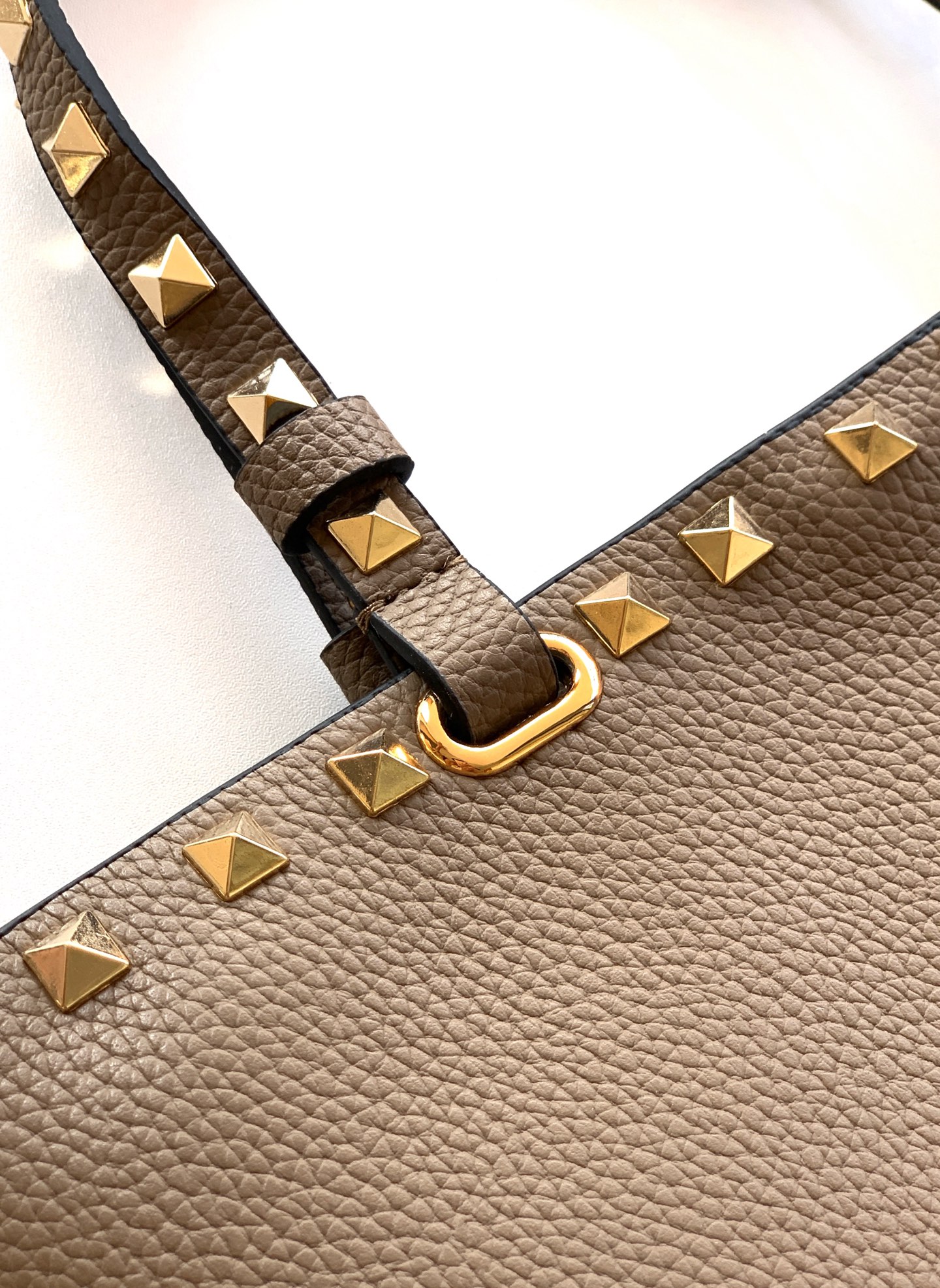 🆕🆕✨o Garavani小牛皮托特包，饰有标志性的Rockstud装饰，卷顶铆钉手柄。 - 可肩背亦可