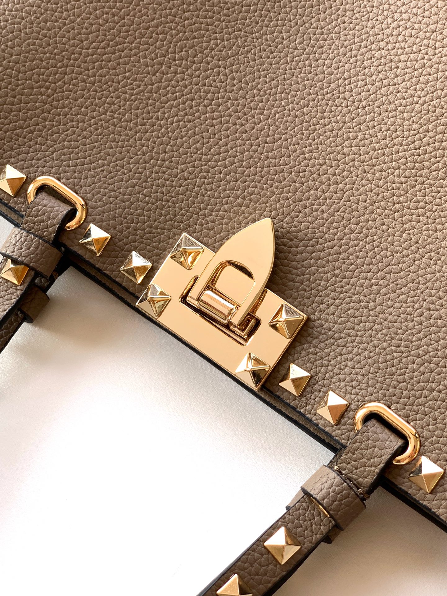 🆕🆕✨o Garavani小牛皮托特包，饰有标志性的Rockstud装饰，卷顶铆钉手柄。 - 可肩背亦可