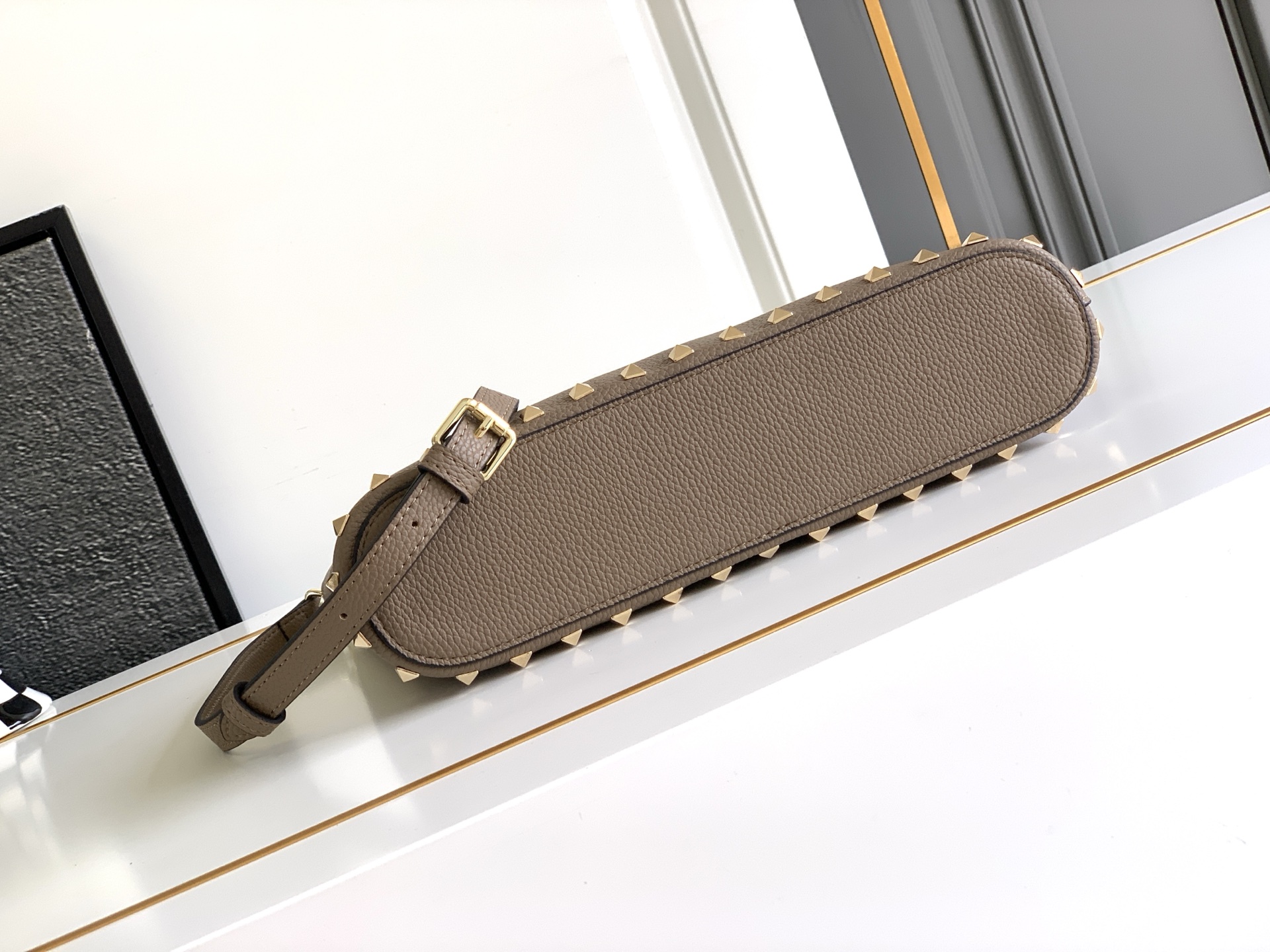 🆕🆕✨o Garavani小牛皮托特包，饰有标志性的Rockstud装饰，卷顶铆钉手柄。 - 可肩背亦可