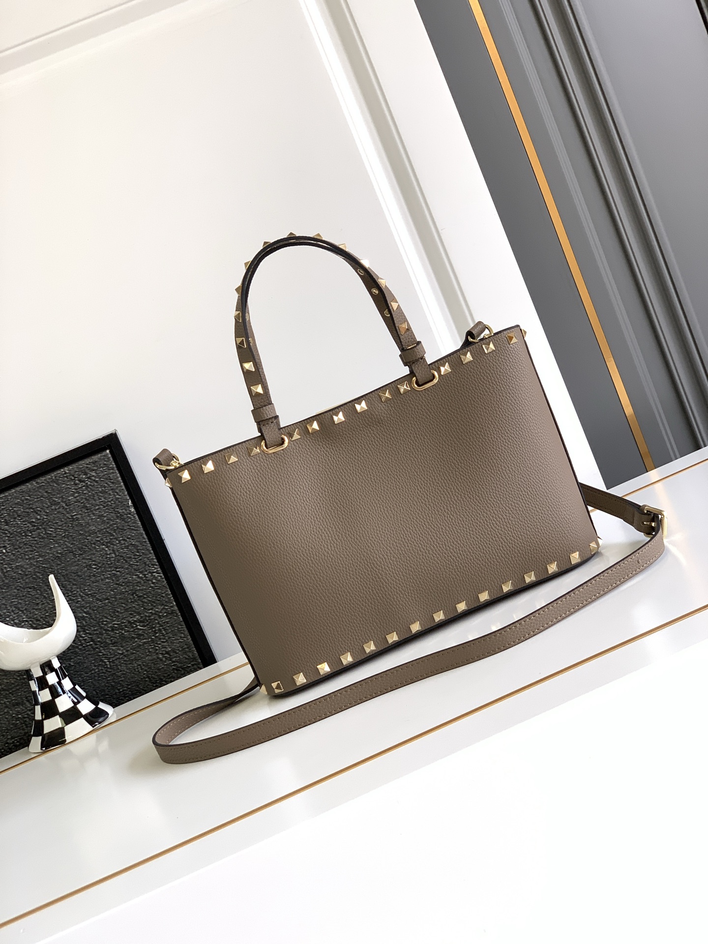 🆕🆕✨o Garavani小牛皮托特包，饰有标志性的Rockstud装饰，卷顶铆钉手柄。 - 可肩背亦可