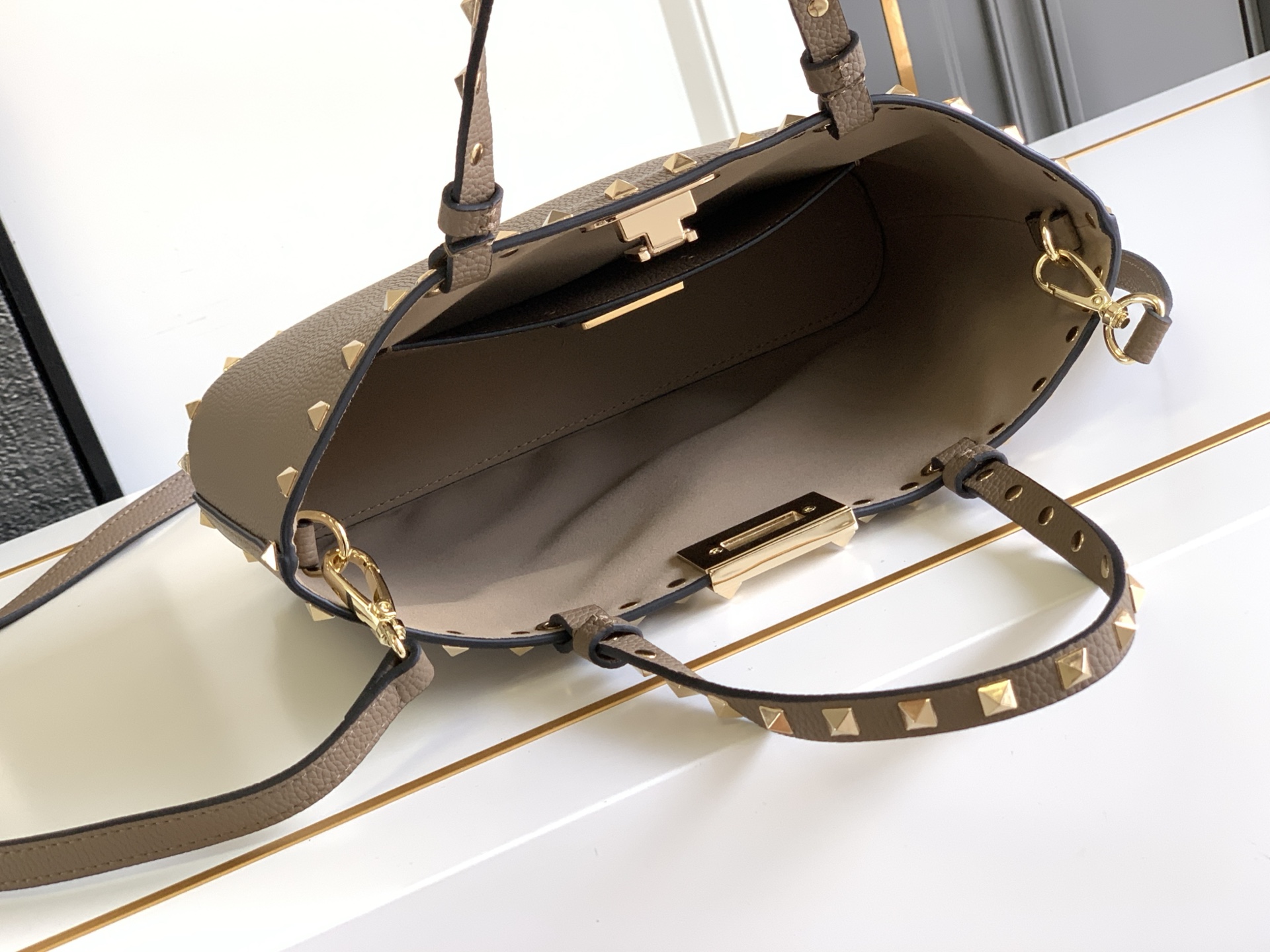 🆕🆕✨o Garavani小牛皮托特包，饰有标志性的Rockstud装饰，卷顶铆钉手柄。 - 可肩背亦可