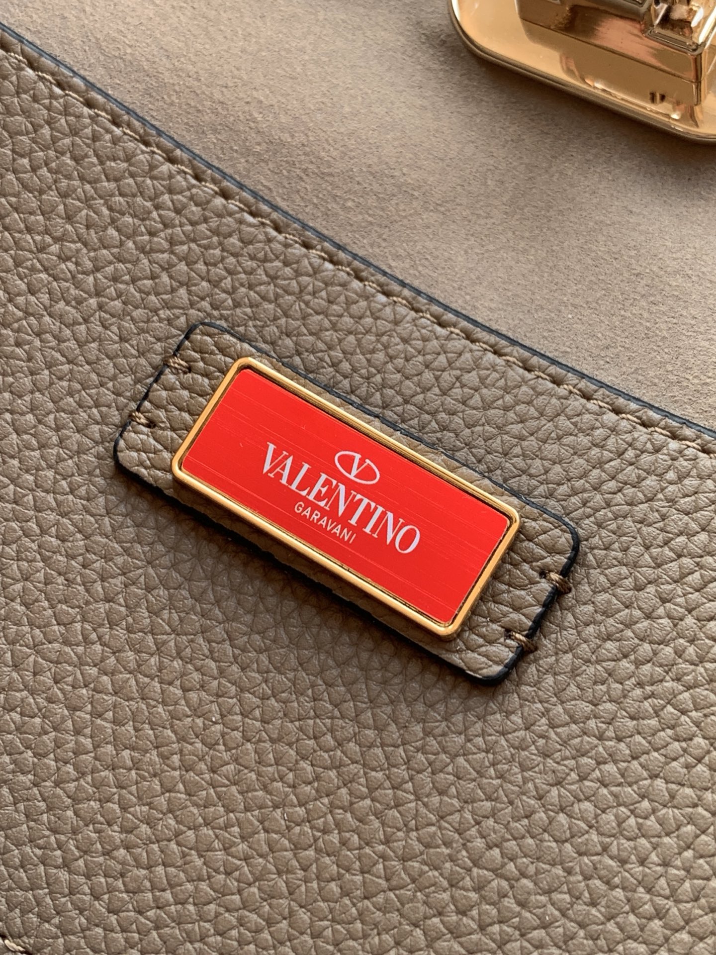 🆕🆕✨o Garavani小牛皮托特包，饰有标志性的Rockstud装饰，卷顶铆钉手柄。 - 可肩背亦可