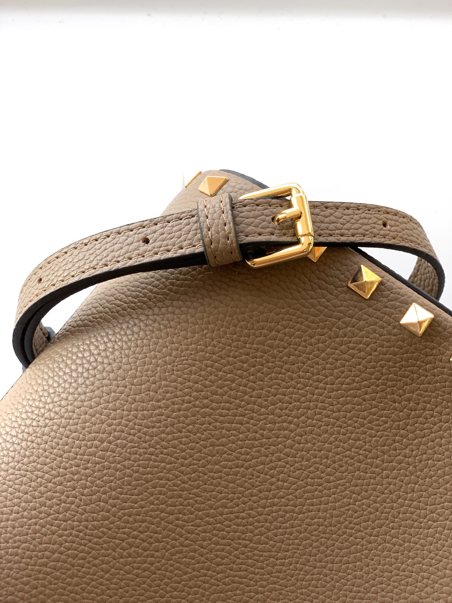 🆕🆕✨o Garavani小牛皮托特包，饰有标志性的Rockstud装饰，卷顶铆钉手柄。 - 可肩背亦可