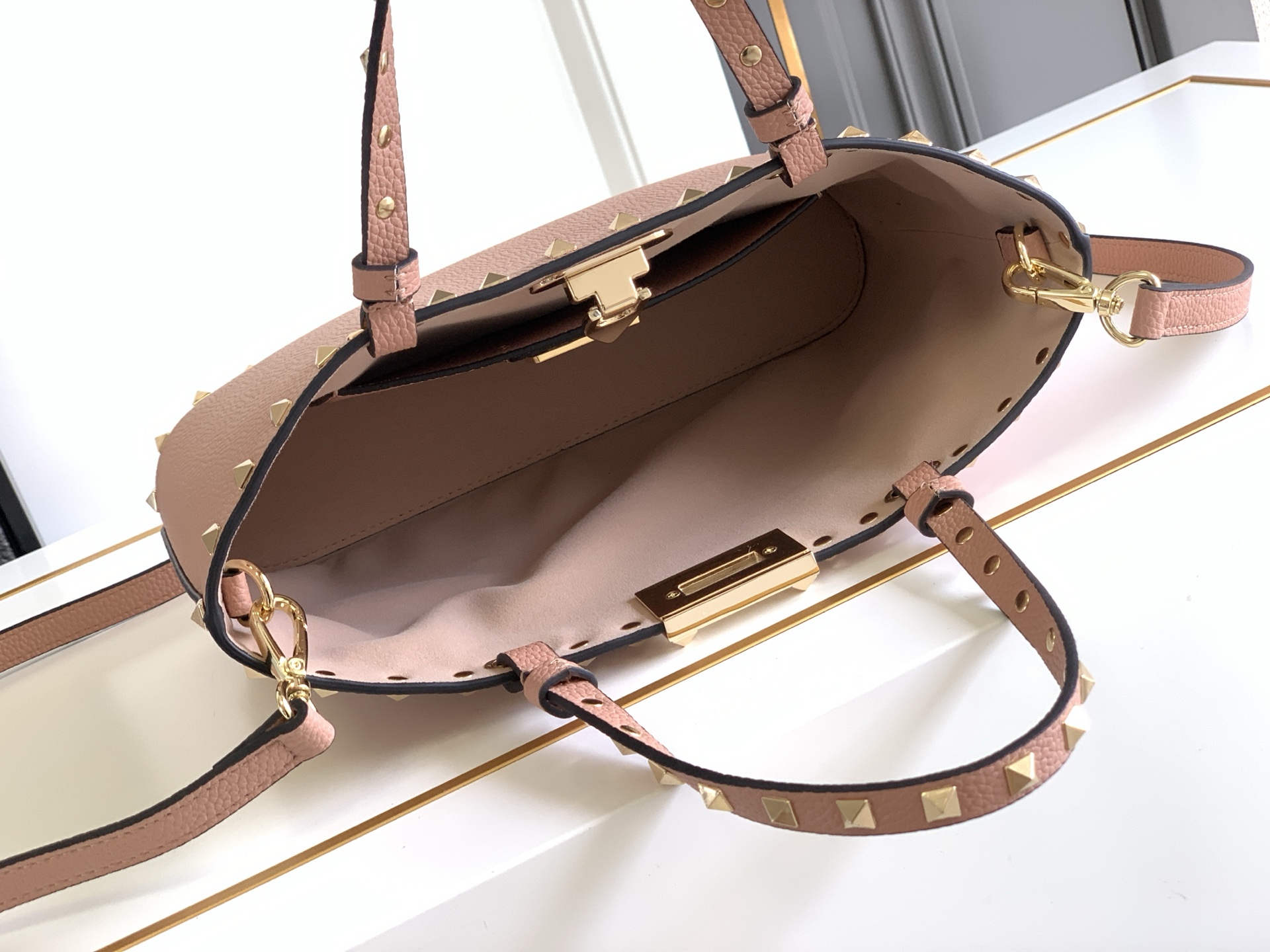 🆕🆕✨o Garavani小牛皮托特包，饰有标志性的Rockstud装饰，卷顶铆钉手柄。 - 可肩背亦可