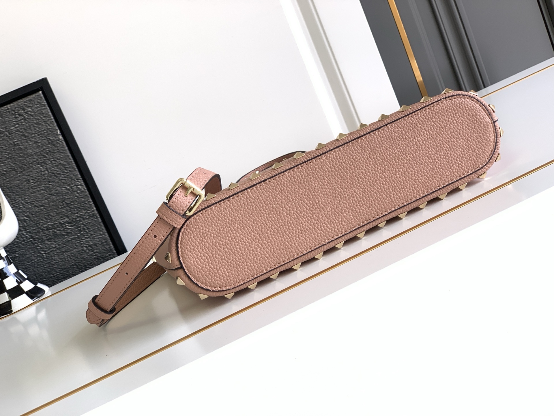 🆕🆕✨o Garavani小牛皮托特包，饰有标志性的Rockstud装饰，卷顶铆钉手柄。 - 可肩背亦可