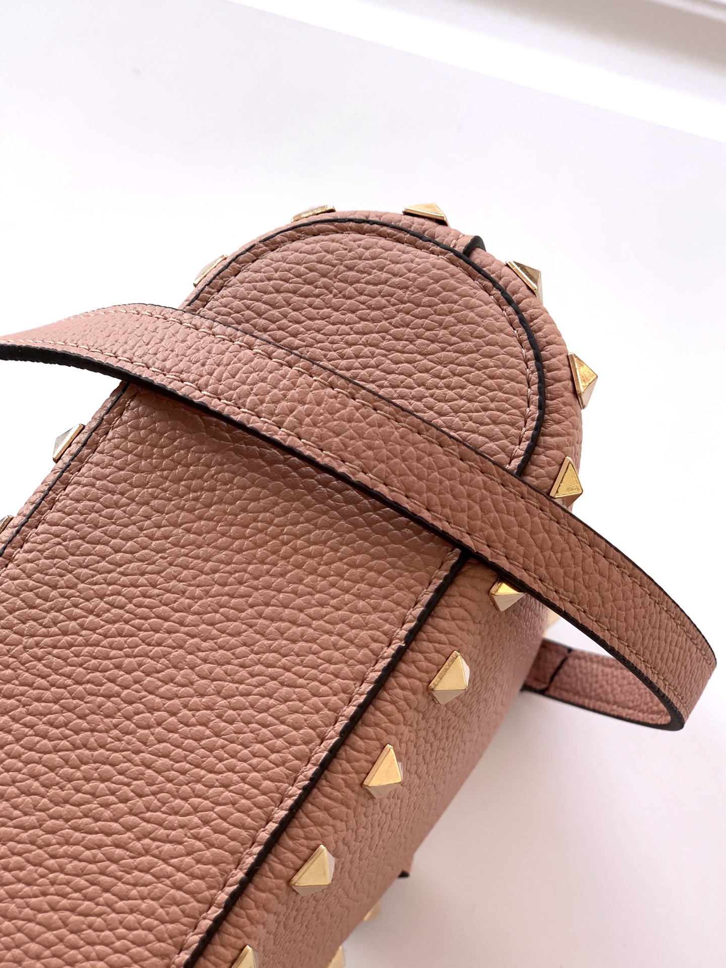 🆕🆕✨o Garavani小牛皮托特包，饰有标志性的Rockstud装饰，卷顶铆钉手柄。 - 可肩背亦可