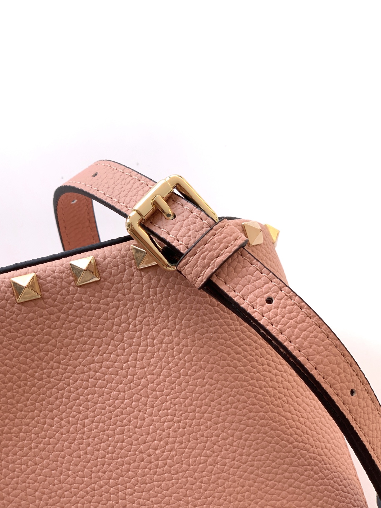 🆕🆕✨o Garavani小牛皮托特包，饰有标志性的Rockstud装饰，卷顶铆钉手柄。 - 可肩背亦可