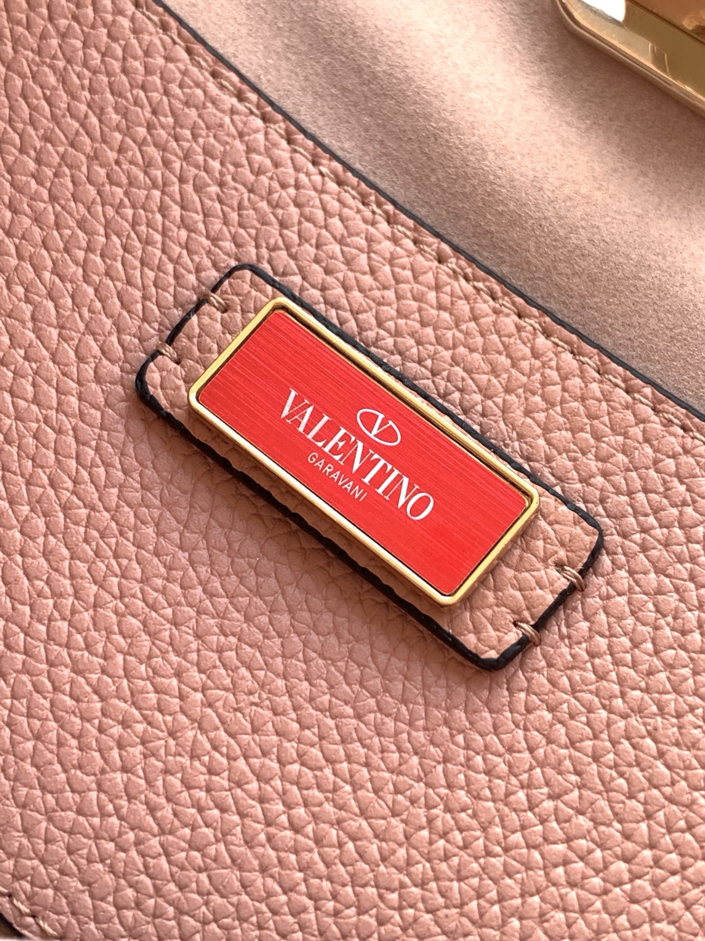 🆕🆕✨o Garavani小牛皮托特包，饰有标志性的Rockstud装饰，卷顶铆钉手柄。 - 可肩背亦可