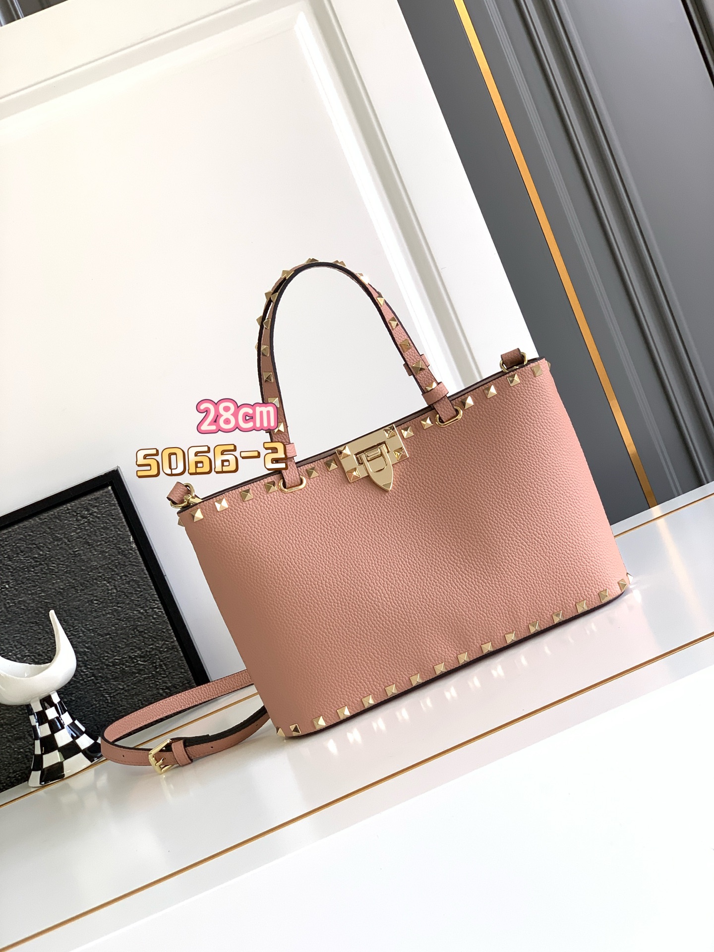 🆕🆕✨o Garavani小牛皮托特包，饰有标志性的Rockstud装饰，卷顶铆钉手柄。 - 可肩背亦可