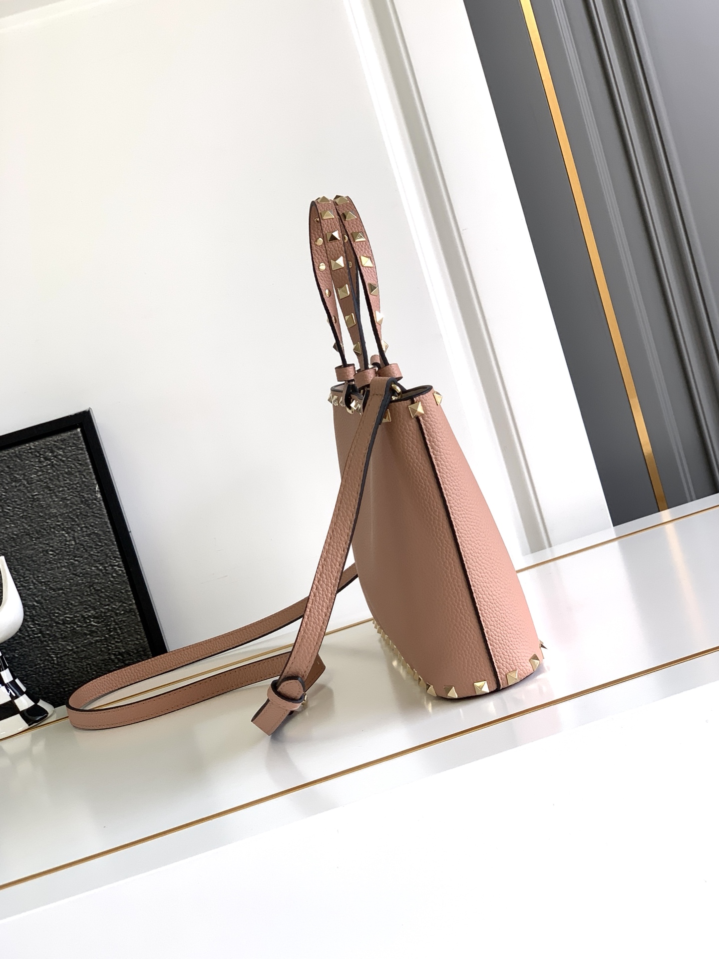 🆕🆕✨o Garavani小牛皮托特包，饰有标志性的Rockstud装饰，卷顶铆钉手柄。 - 可肩背亦可